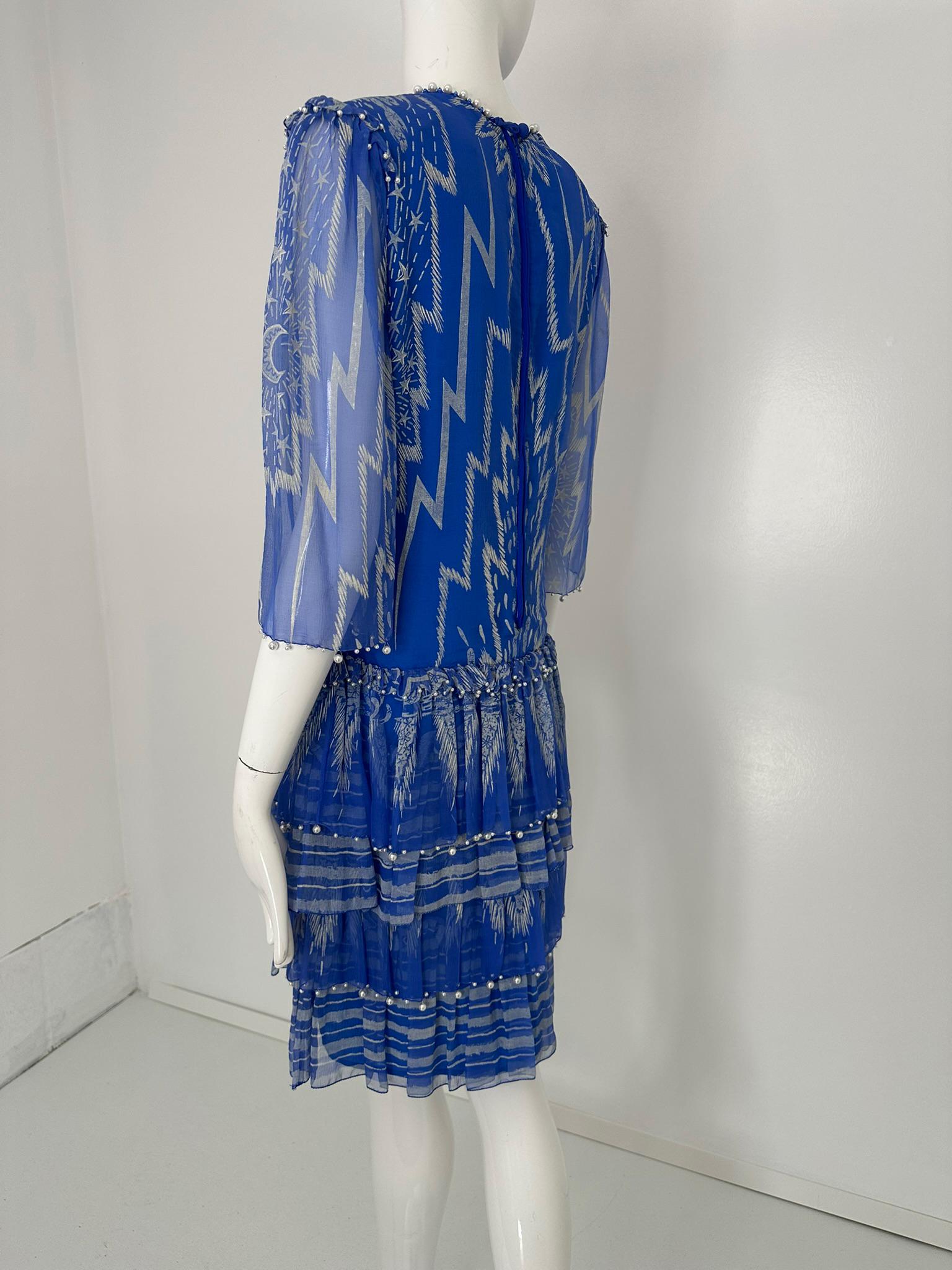 Zandra Rhodes London Vestido de volantes de lentejuelas y perlas con cuentas de seda estampada Moon & Stars en venta 2