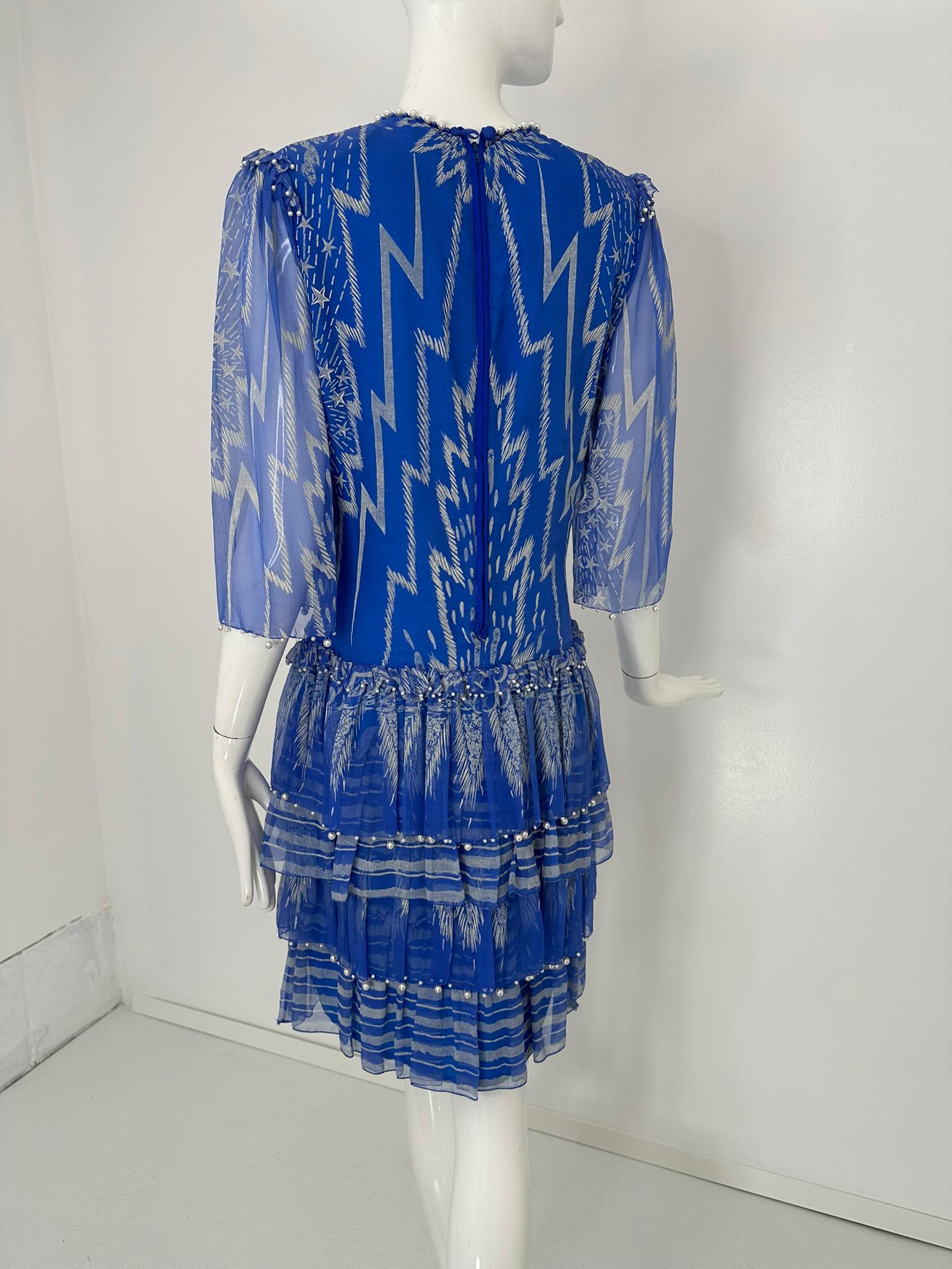 Zandra Rhodes London - Robe à volants en soie imprimée Moon & Stars, perles, perles et sequins en vente 3