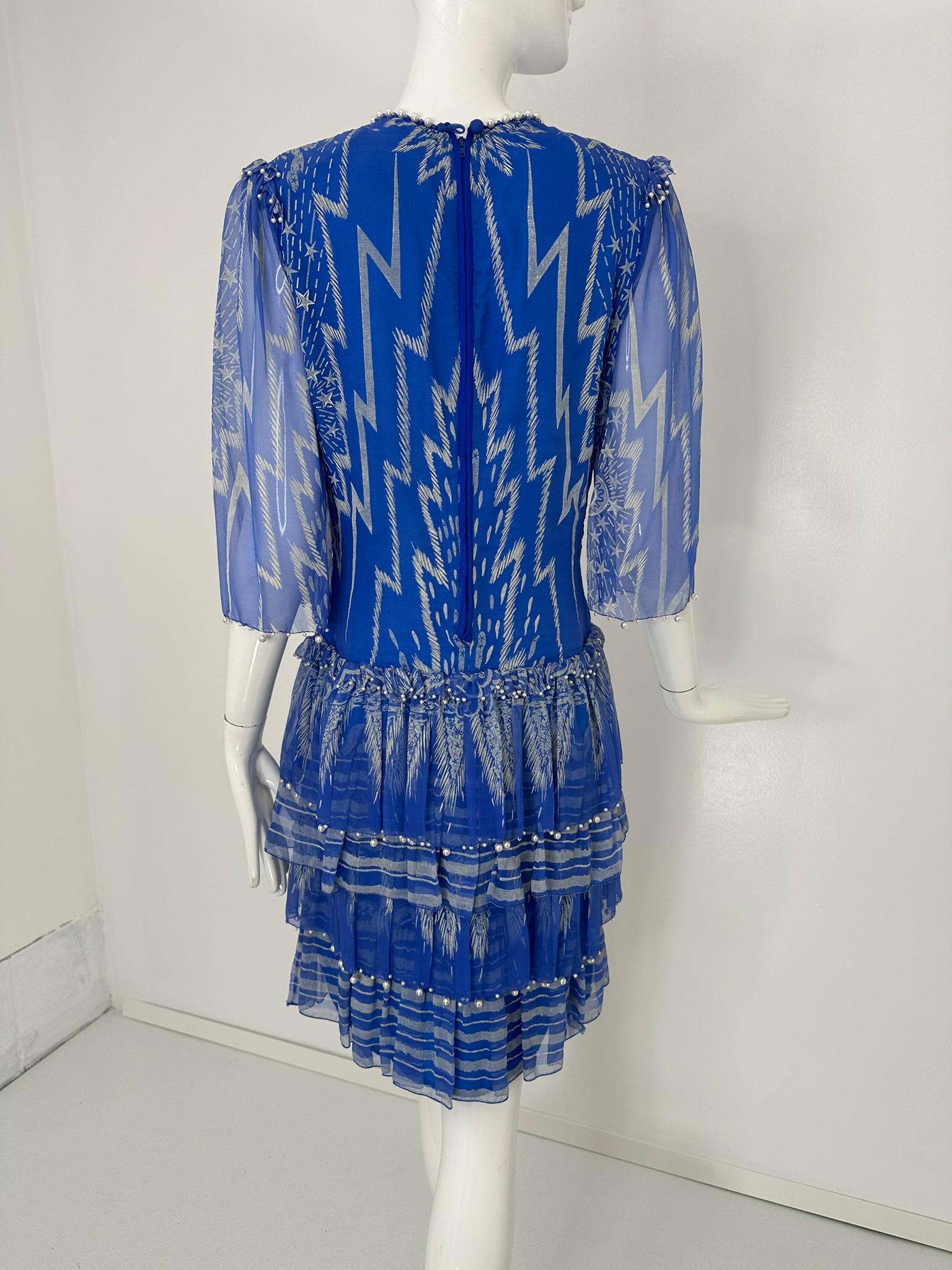 Zandra Rhodes London Vestido de volantes de lentejuelas y perlas con cuentas de seda estampada Moon & Stars en venta 4