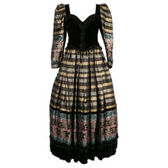 Zandra Rhodes Kleid im mittelalterlichen Stil