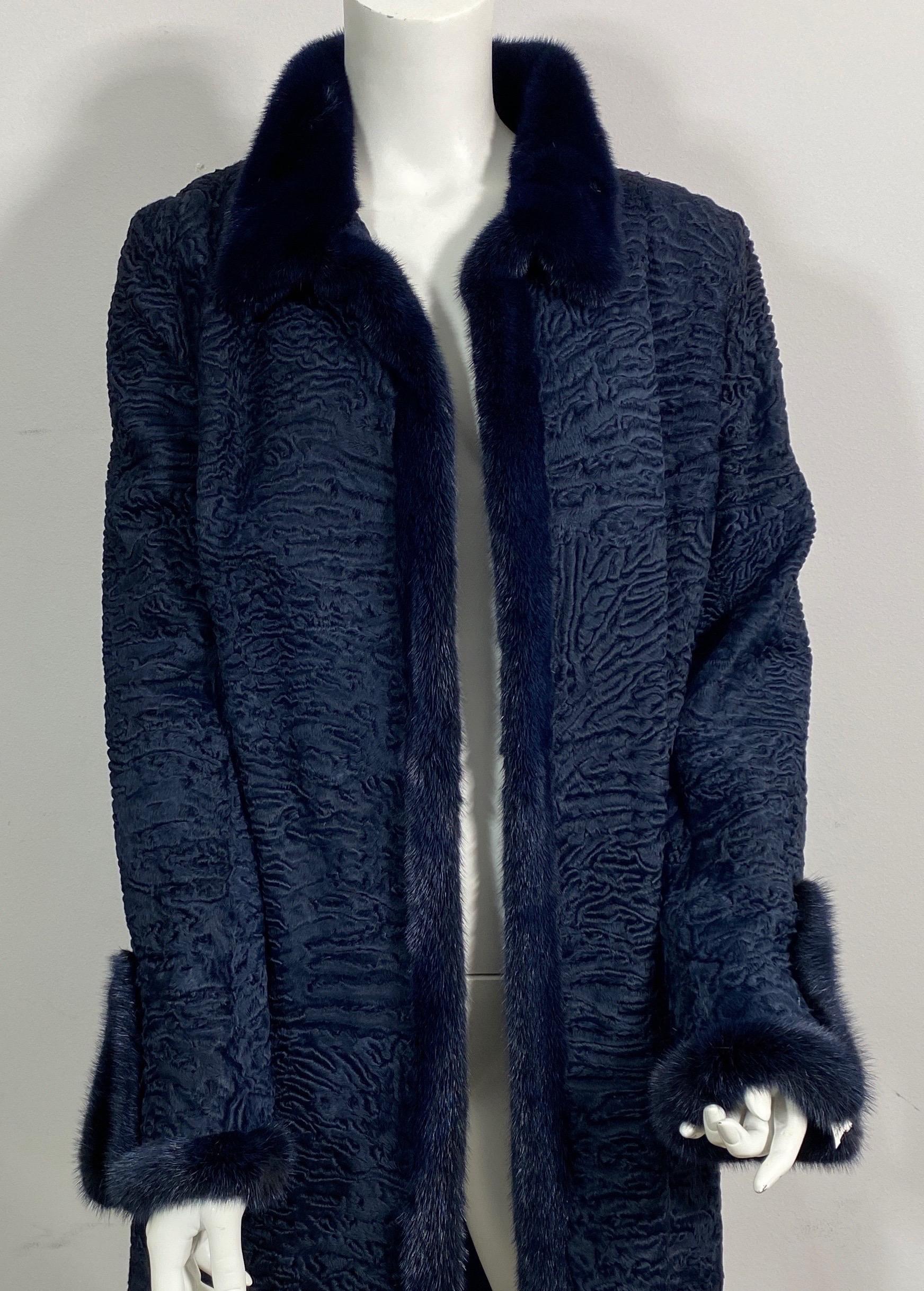 Zandra Rhodes Cappotto lungo Broadtail e visone blu navy - Small/Medium Questo cappotto lungo Broadtail blu navy ha un bordo in visone di 2 pollici, un colletto in visone di 3 pollici che può essere abbassato o alzato, foderato in seta blu reale con