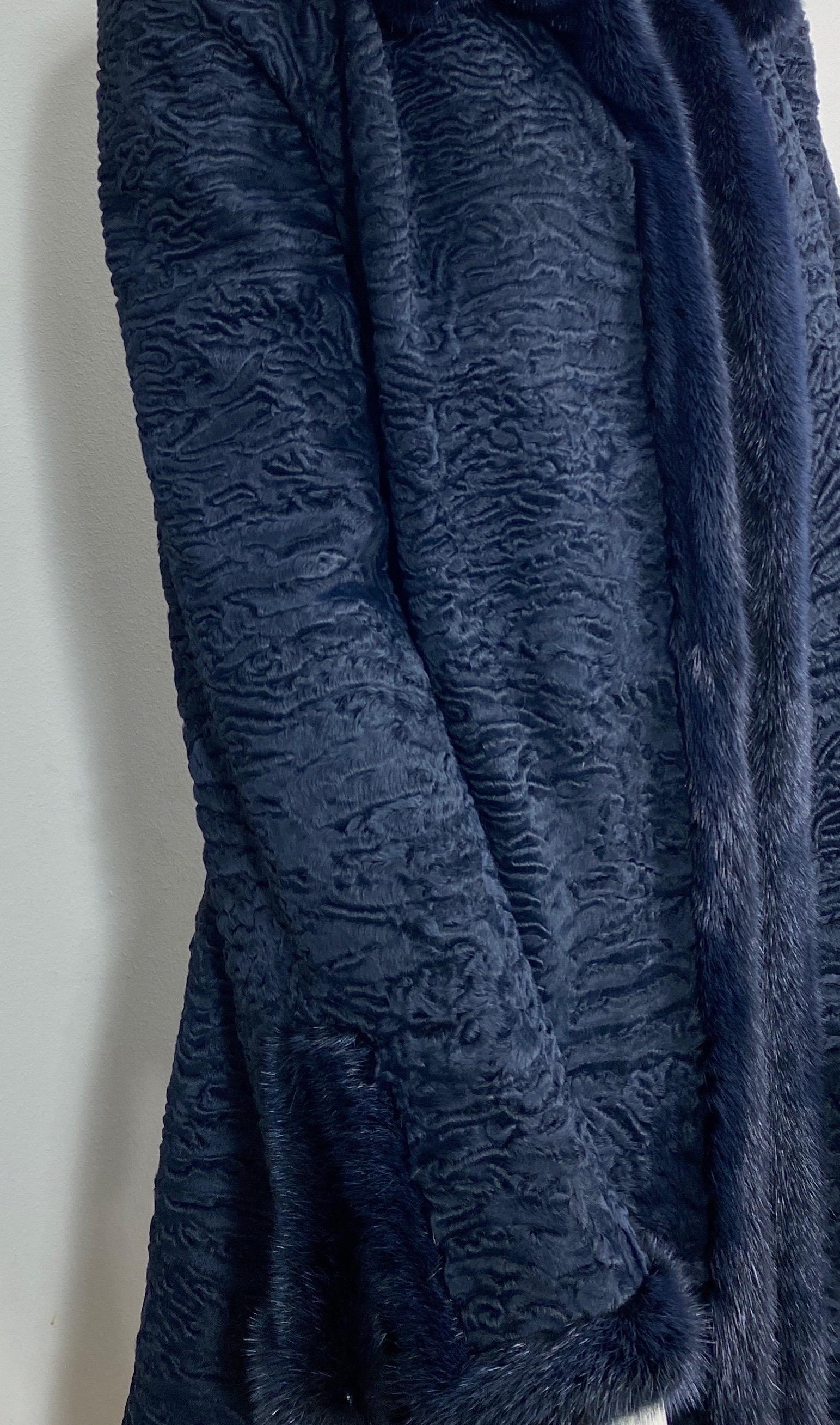 da uomo o donna Zandra Rhodes Cappotto lungo blu navy in visone e coda larga - Piccolo/Medio in vendita