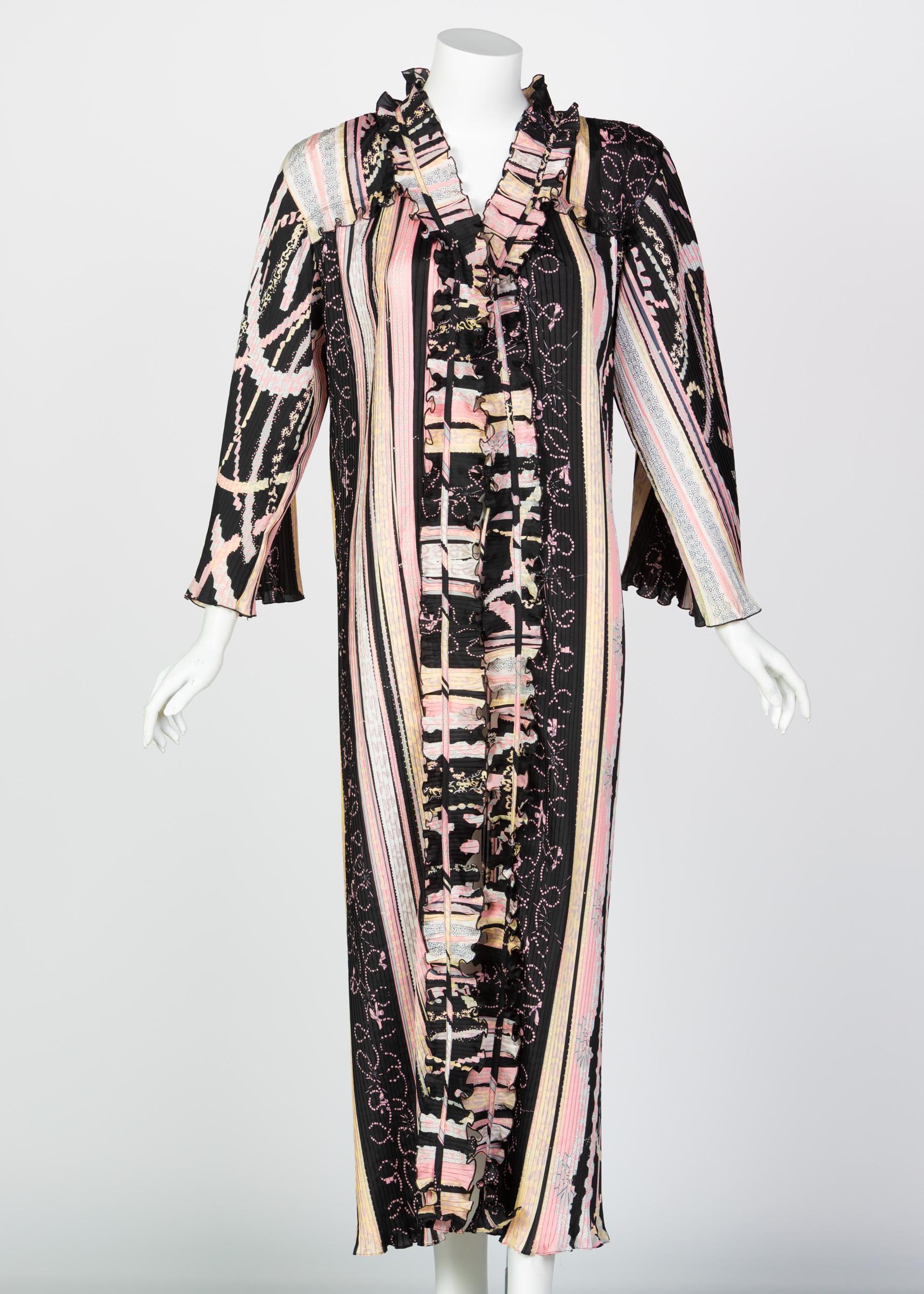 Zandra Rhodes ist eine der ursprünglichen Königinnen der Exzentrik. Ihre kühnen Silhouetten und noch kühneren Farben markierten in den 70er bis 80er Jahren eine Moderevolution, die heute wieder aufgegriffen wird. Mit mehreren Museumsausstellungen,