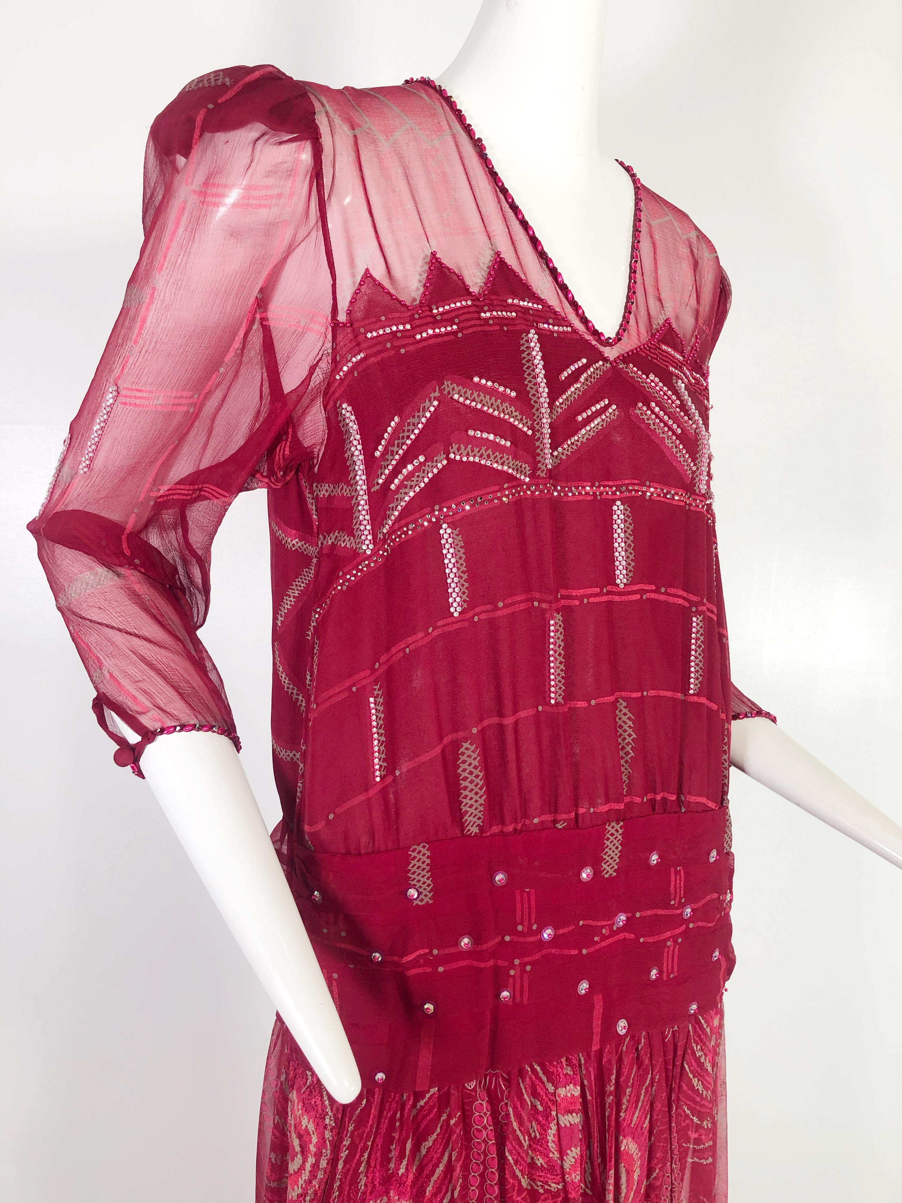 Zandra Rhodes - Robe en soie imprimée écarlate style bohème avec ornements en perles   Pour femmes en vente