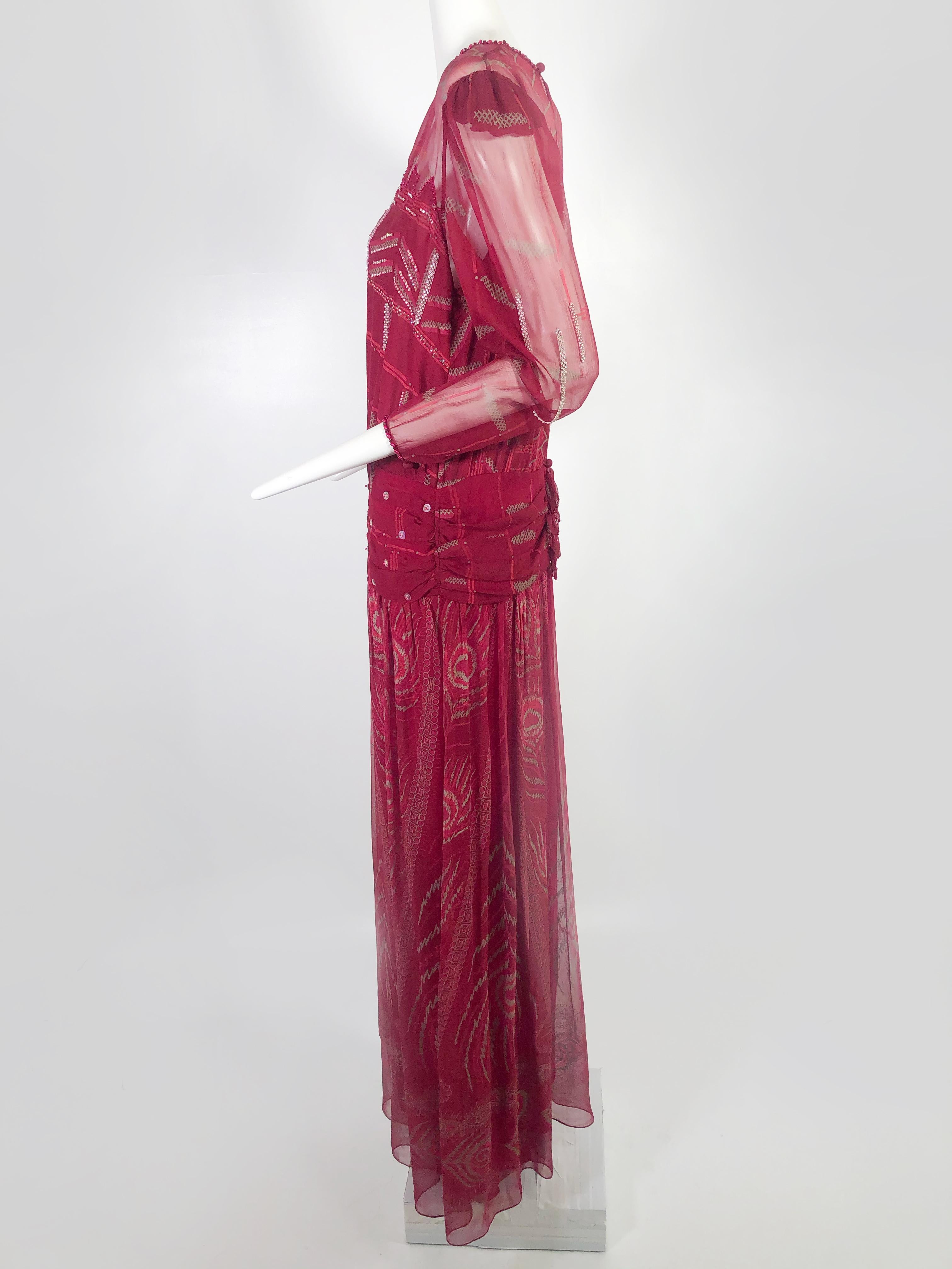 Zandra Rhodes - Robe en soie imprimée écarlate style bohème avec ornements en perles   en vente 1