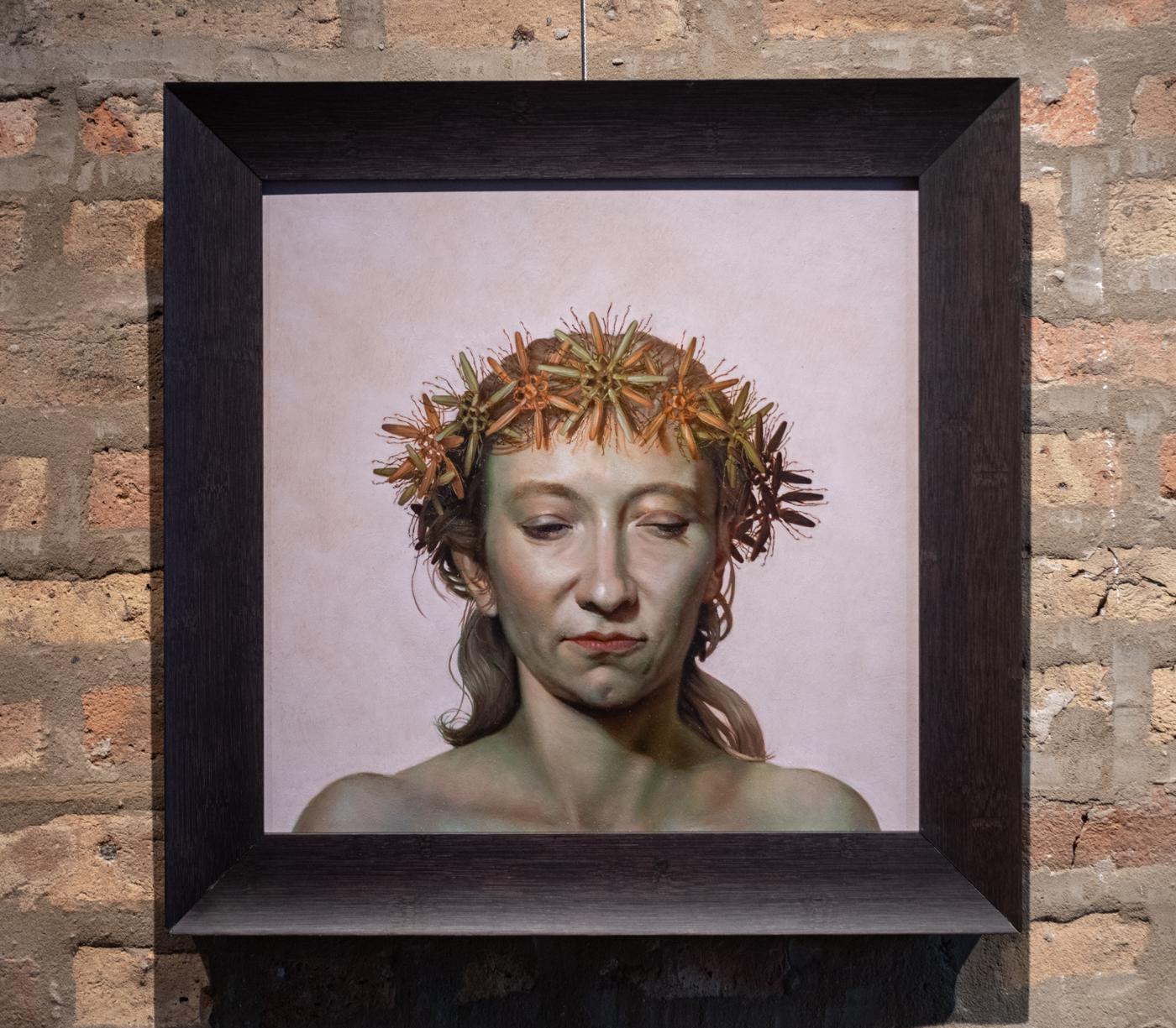 Ritratto con composizione di ghirlande - Painting di Zane York