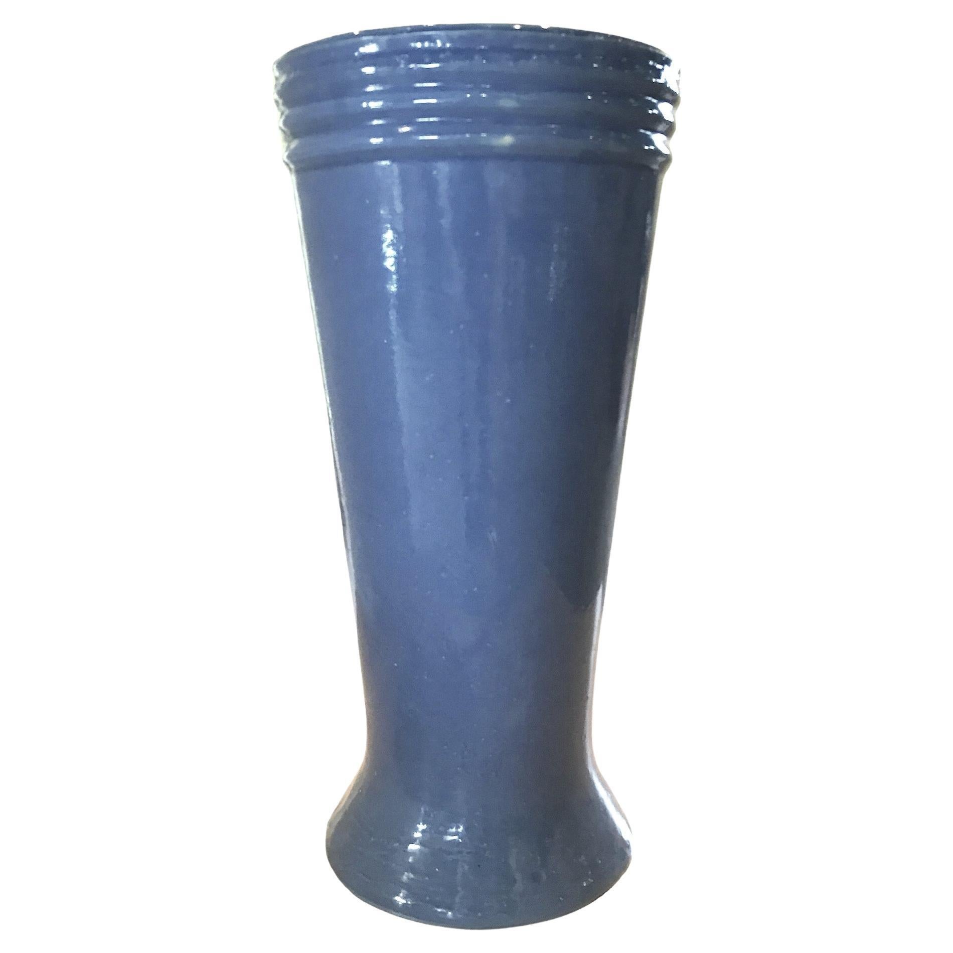 Poterie de Zanesville, Ohio  Vase en céramique bleue Arts & Crafts des années 1940