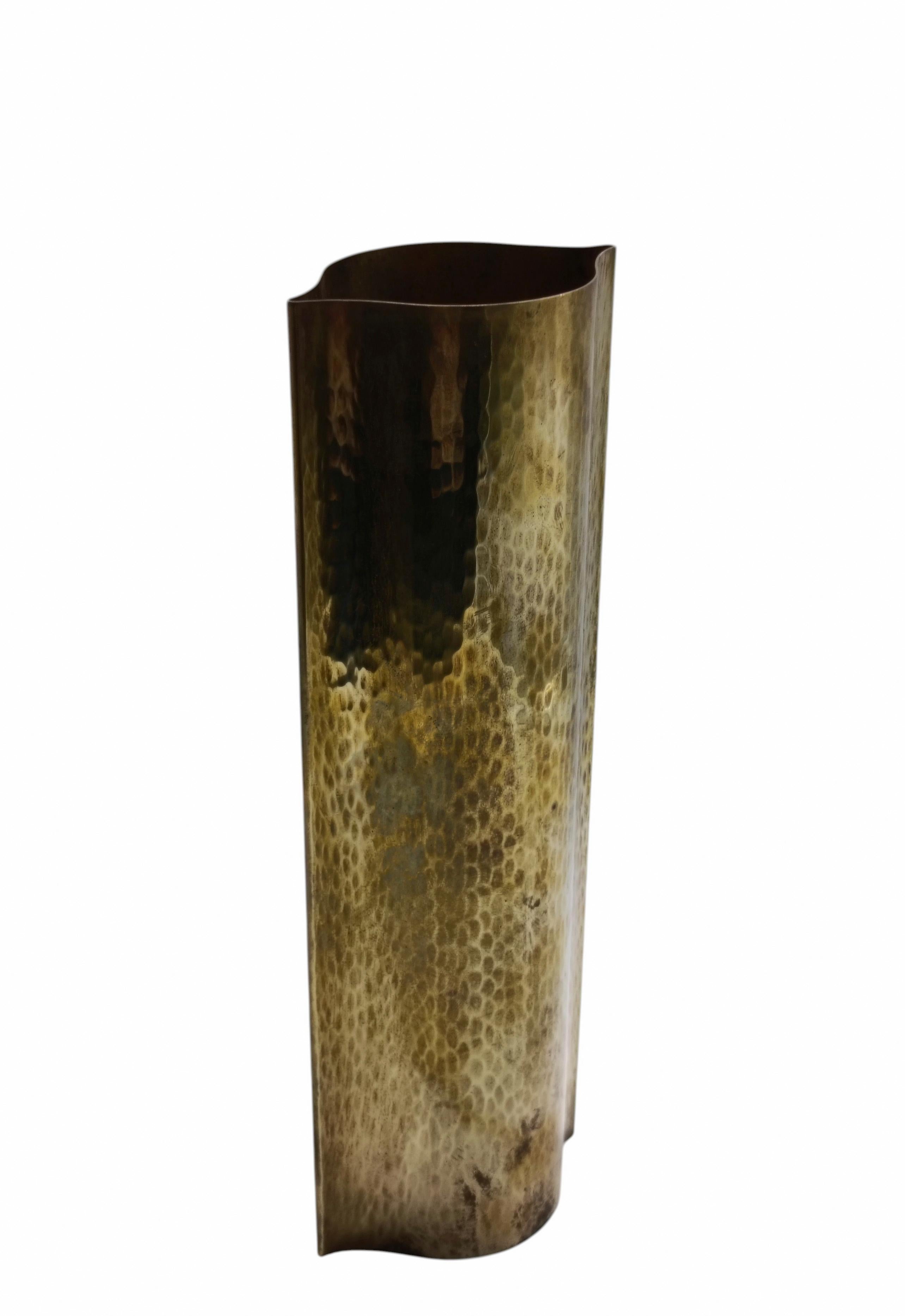 Vase en laiton estampé et ciselé, signature sur la base Zanetto. Le vase est entièrement fabriqué à la main en laiton, comme en témoigne sa finition martelée caractéristique. Chaque petite marque sur la surface est un signe d'artisanat et de soin,