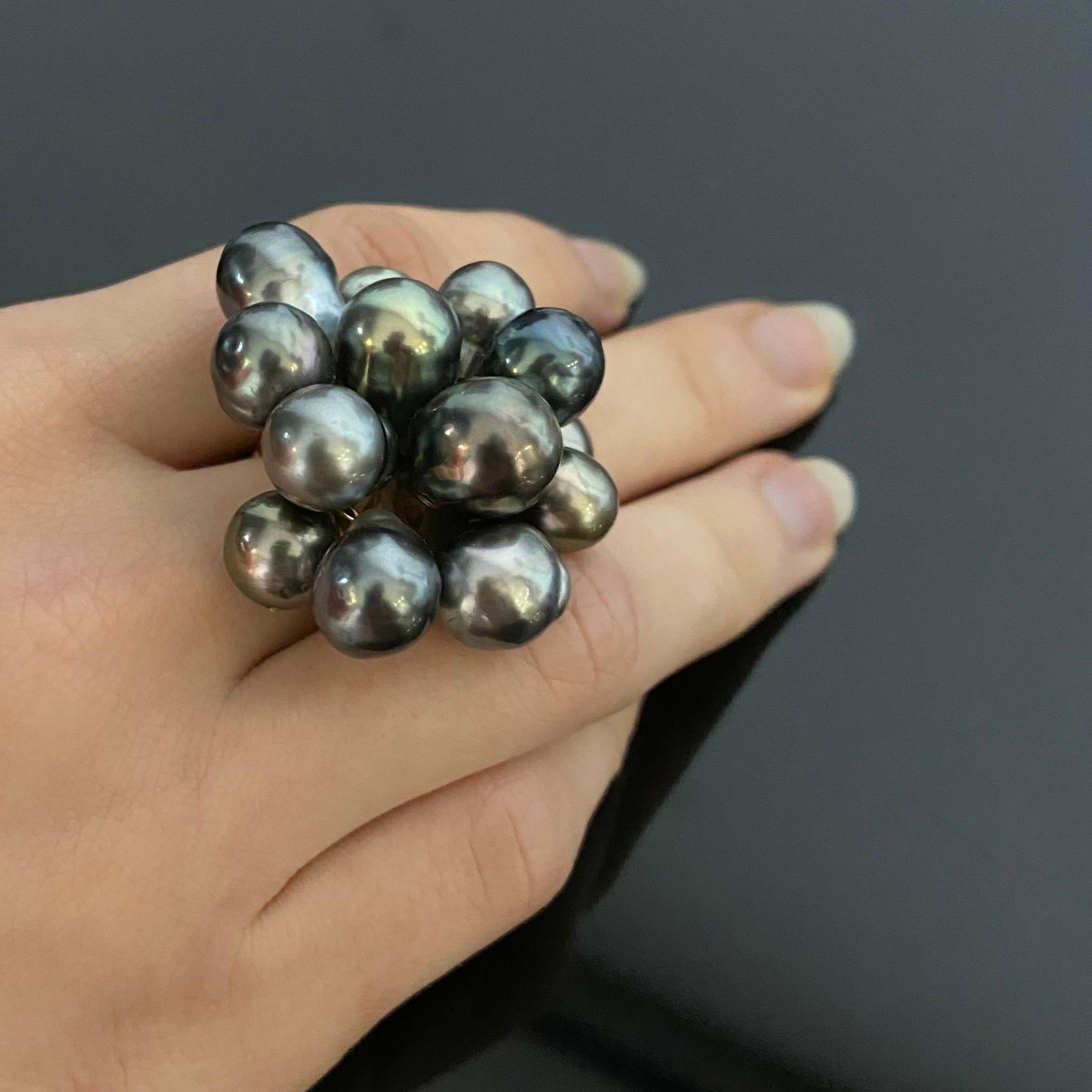 Anello da cocktail astratto in oro giallo martellato con perla nera di Tahiti degli anni '80 di Zangara 4