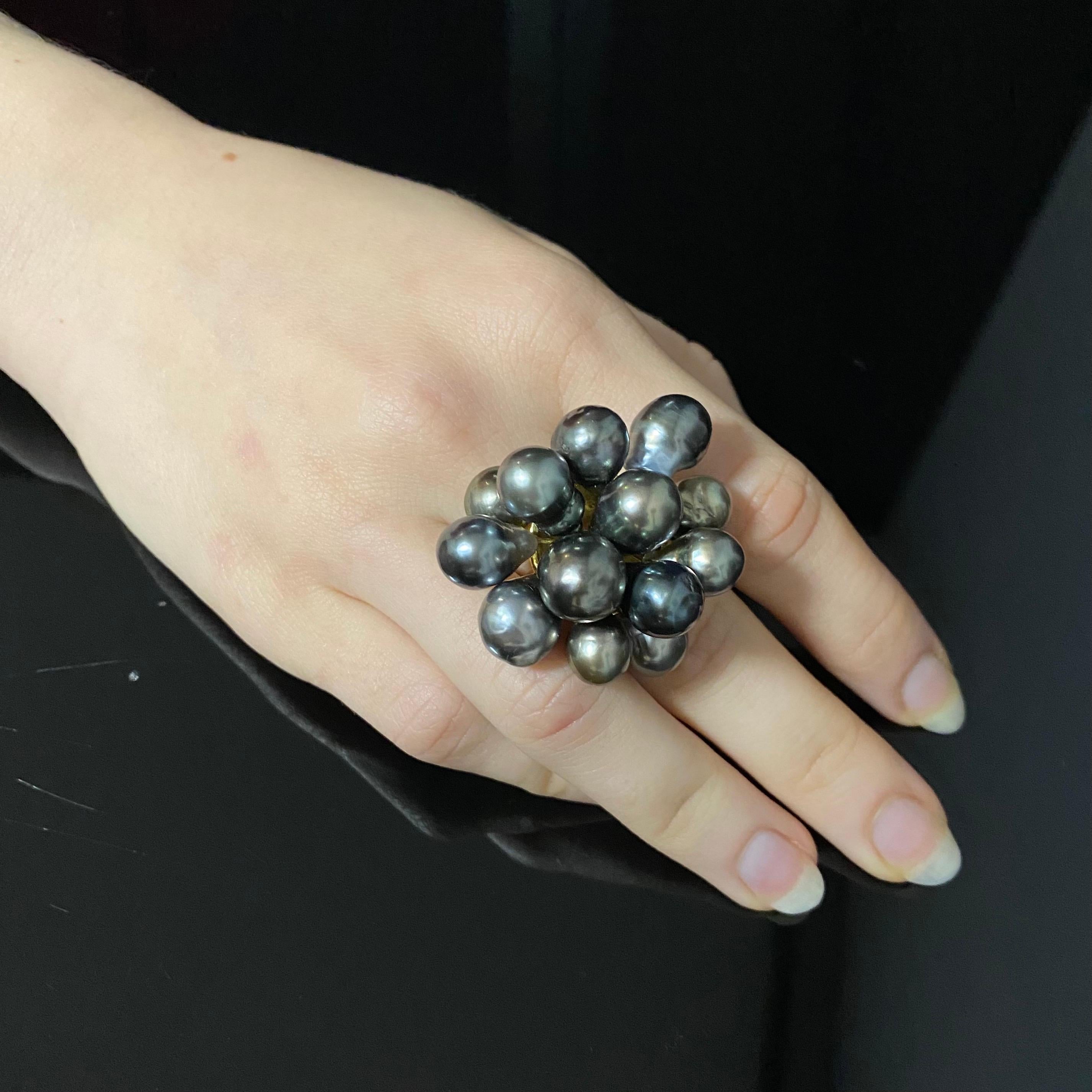 Anello da cocktail astratto in oro giallo martellato con perla nera di Tahiti degli anni '80 di Zangara 6