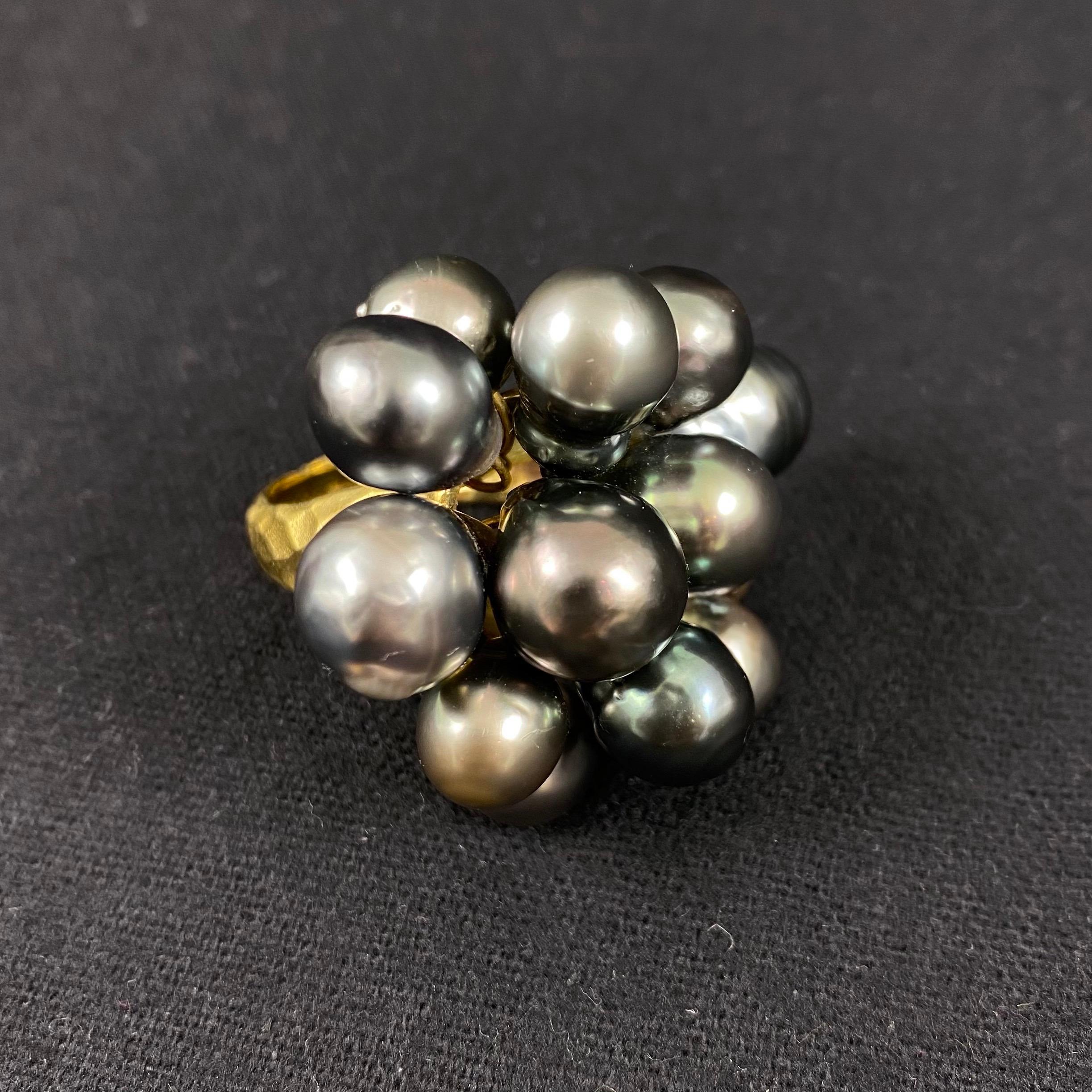 Anello da cocktail astratto in oro giallo martellato con perla nera di Tahiti degli anni '80 di Zangara 7