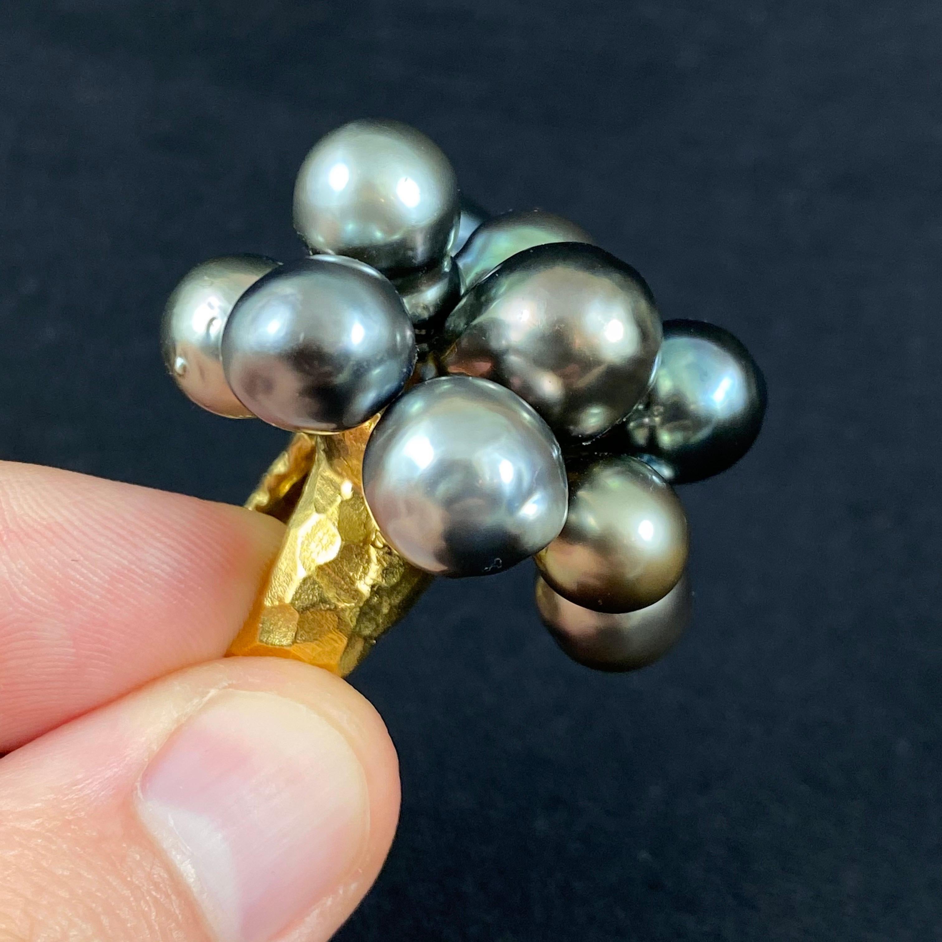 Anello da cocktail astratto in oro giallo martellato con perla nera di Tahiti degli anni '80 di Zangara 8