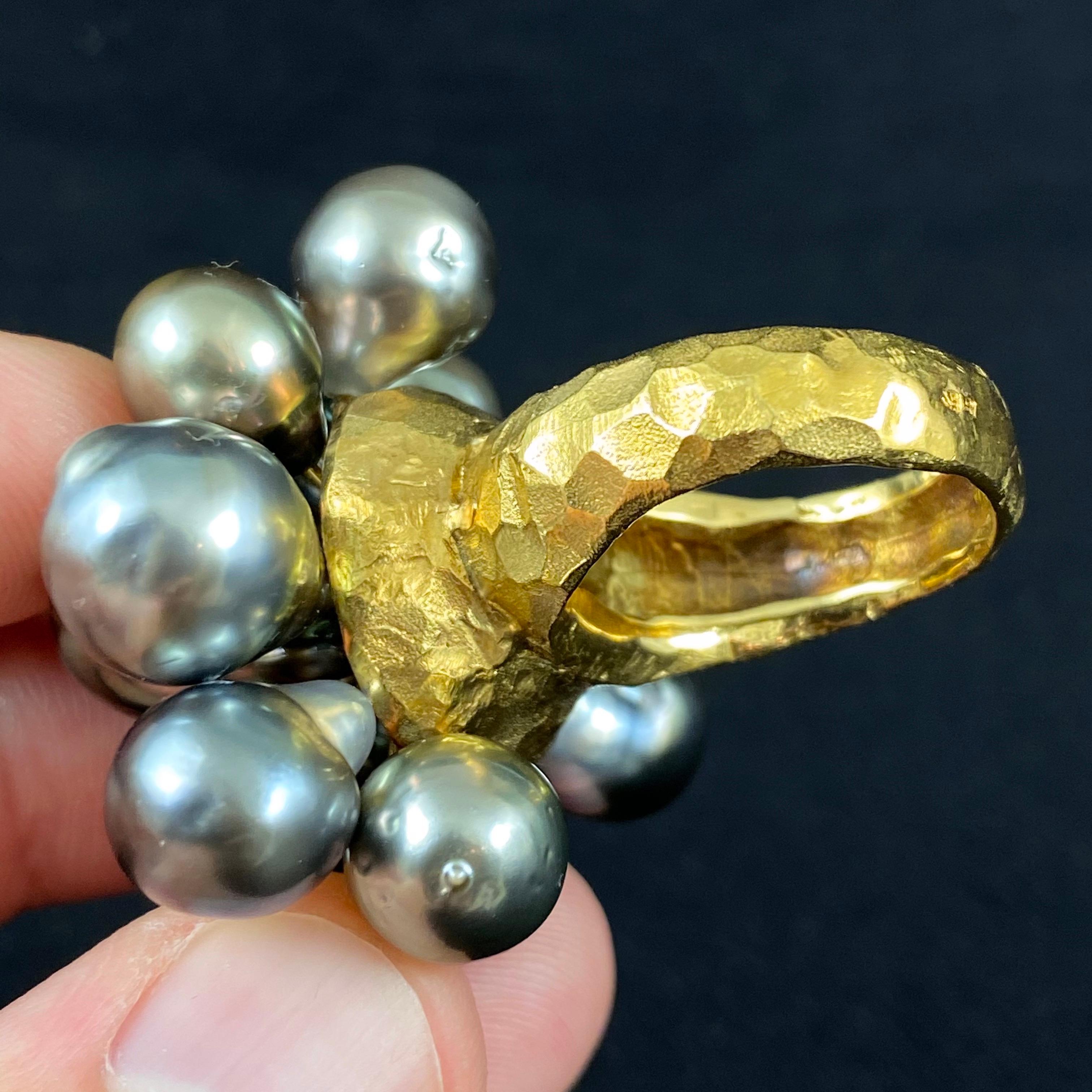 Anello da cocktail astratto in oro giallo martellato con perla nera di Tahiti degli anni '80 di Zangara 9
