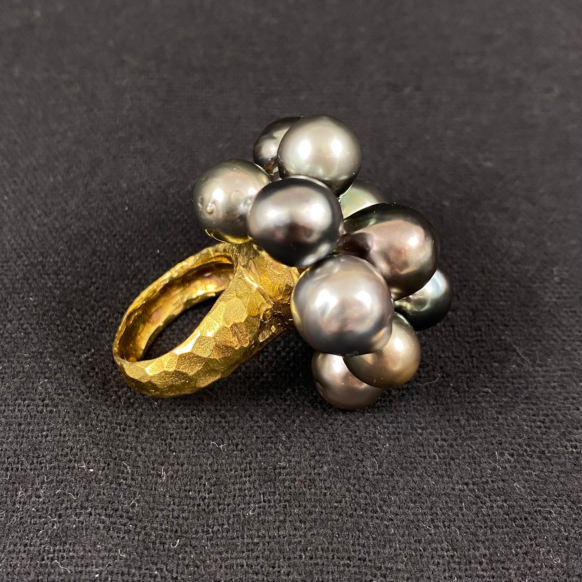 Anello da cocktail astratto in oro giallo martellato con perla nera di Tahiti degli anni '80 di Zangara 10