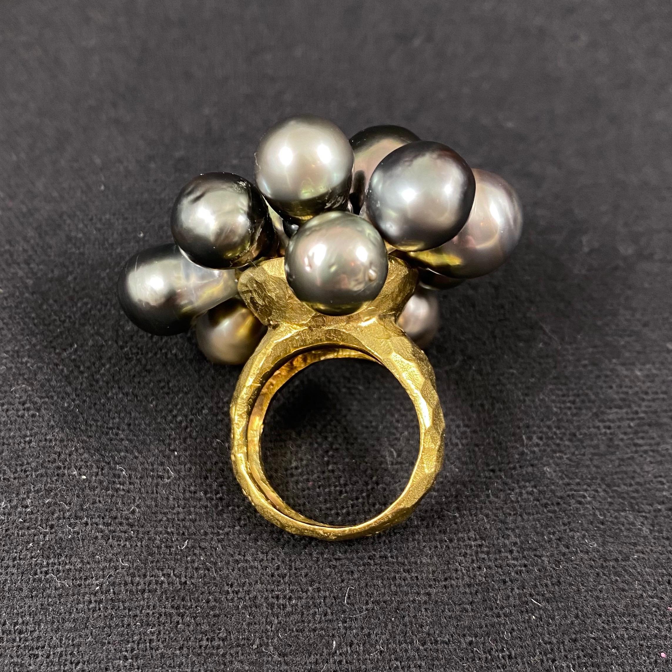 Anello da cocktail astratto in oro giallo martellato con perla nera di Tahiti degli anni '80 di Zangara 11
