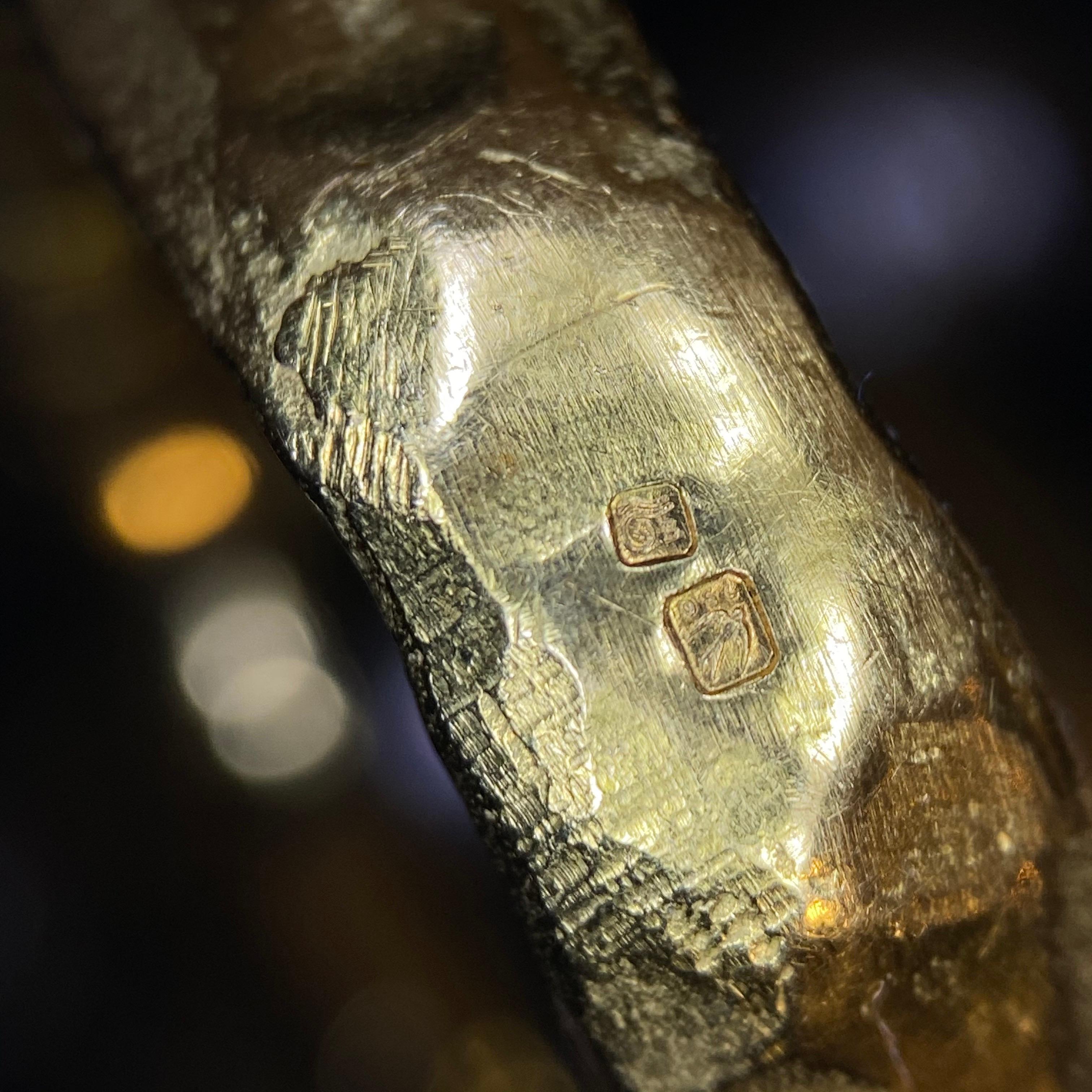 Anello da cocktail astratto in oro giallo martellato con perla nera di Tahiti degli anni '80 di Zangara 12