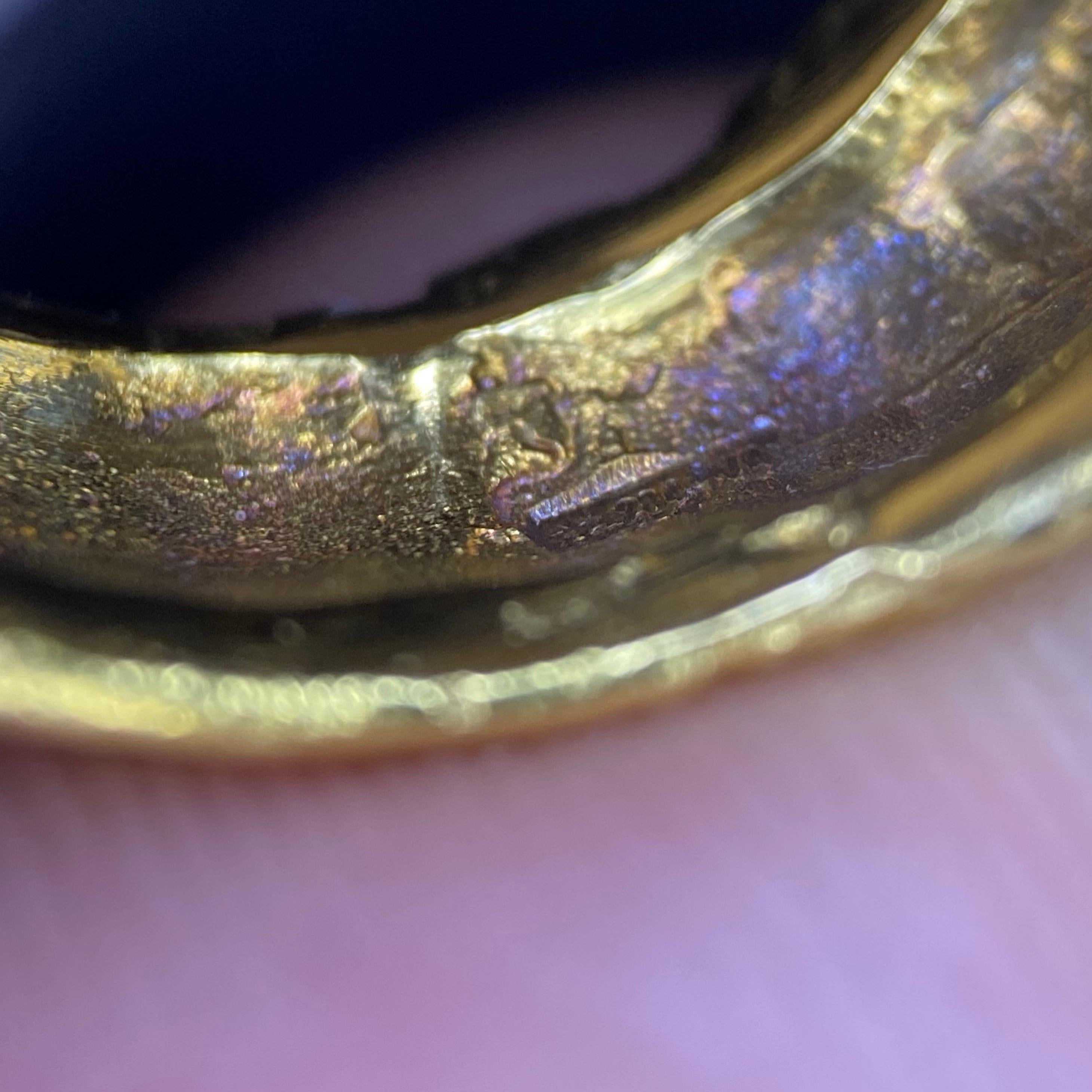 Anello da cocktail astratto in oro giallo martellato con perla nera di Tahiti degli anni '80 di Zangara 13