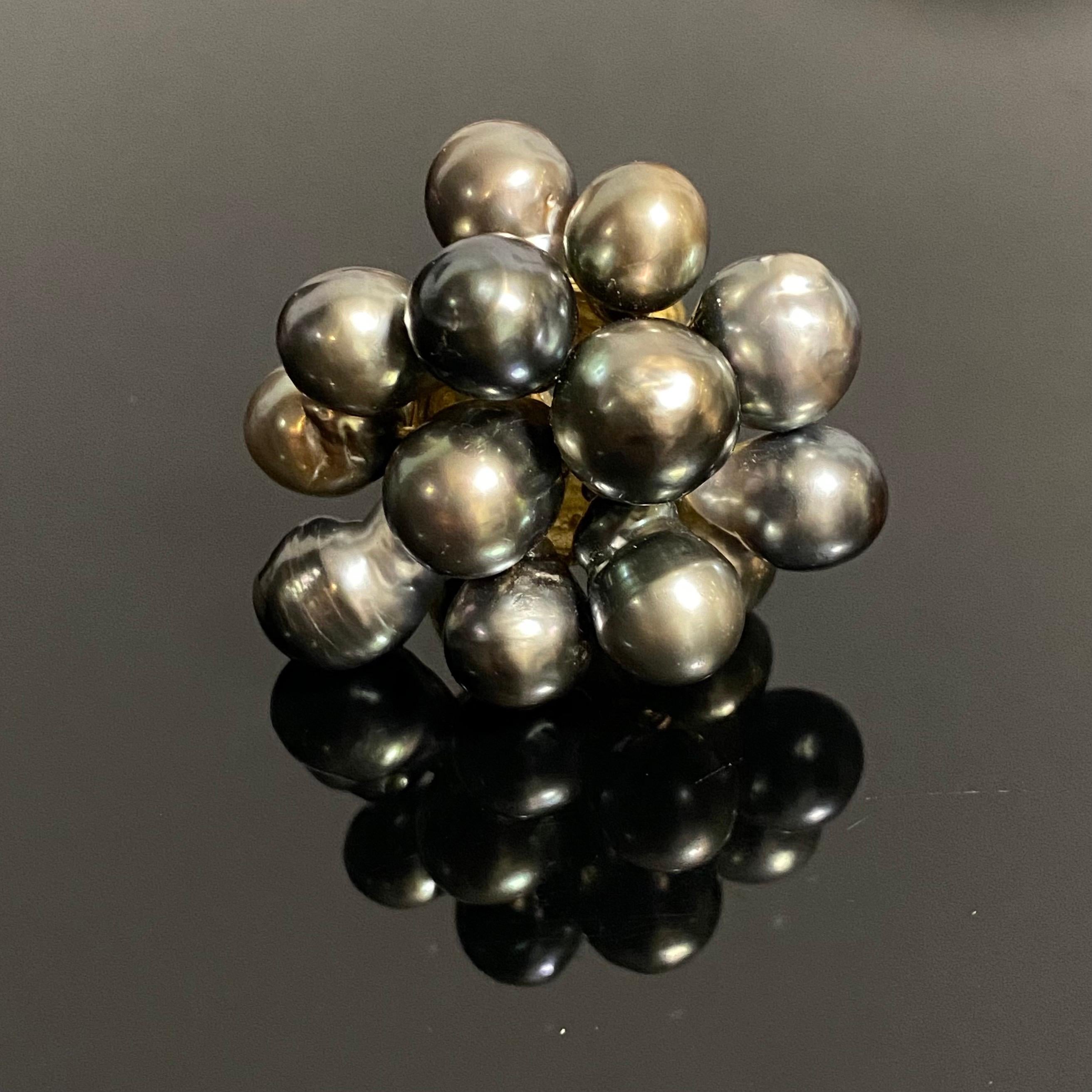 Anello cocktail astratto con perla nera di coltura di Tahiti, unico nel suo genere, in oro giallo martellato a 18 carati, realizzato dal celebre laboratorio Zangara Gioielli Milano per un gioielliere portoghese (Oporto) negli anni Ottanta. Questo