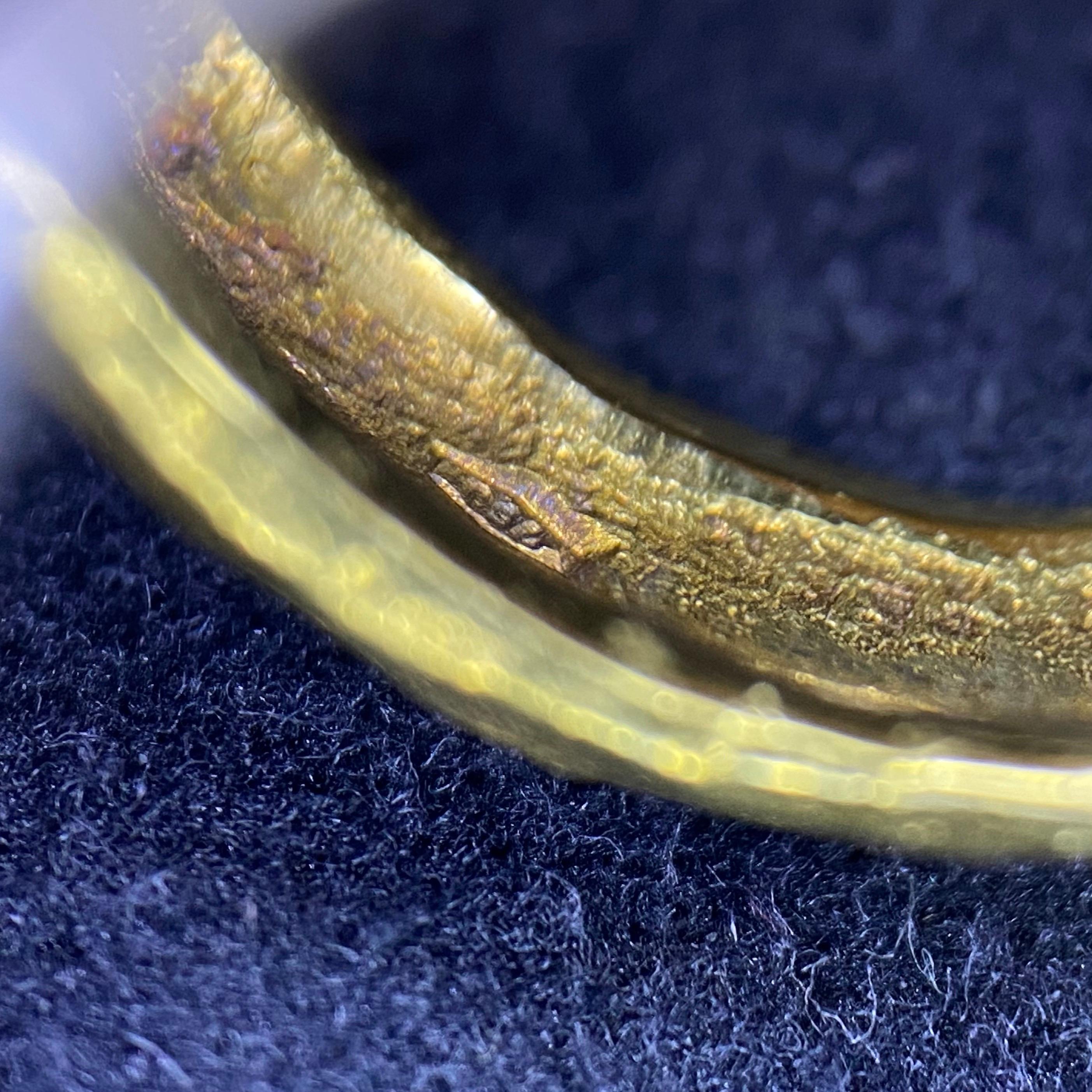 Anello da cocktail astratto in oro giallo martellato con perla nera di Tahiti degli anni '80 di Zangara 14