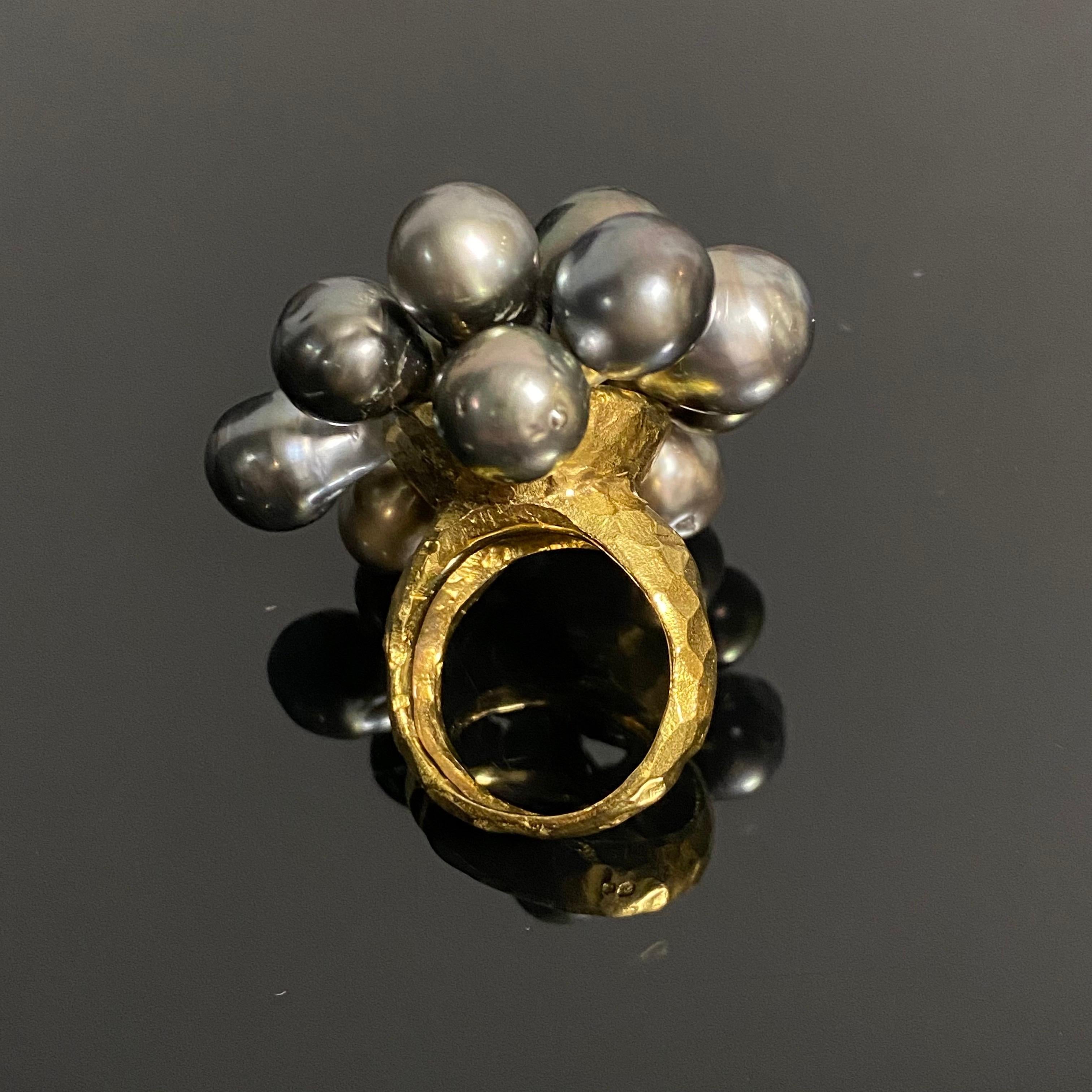 Moderno Anello da cocktail astratto in oro giallo martellato con perla nera di Tahiti degli anni '80 di Zangara