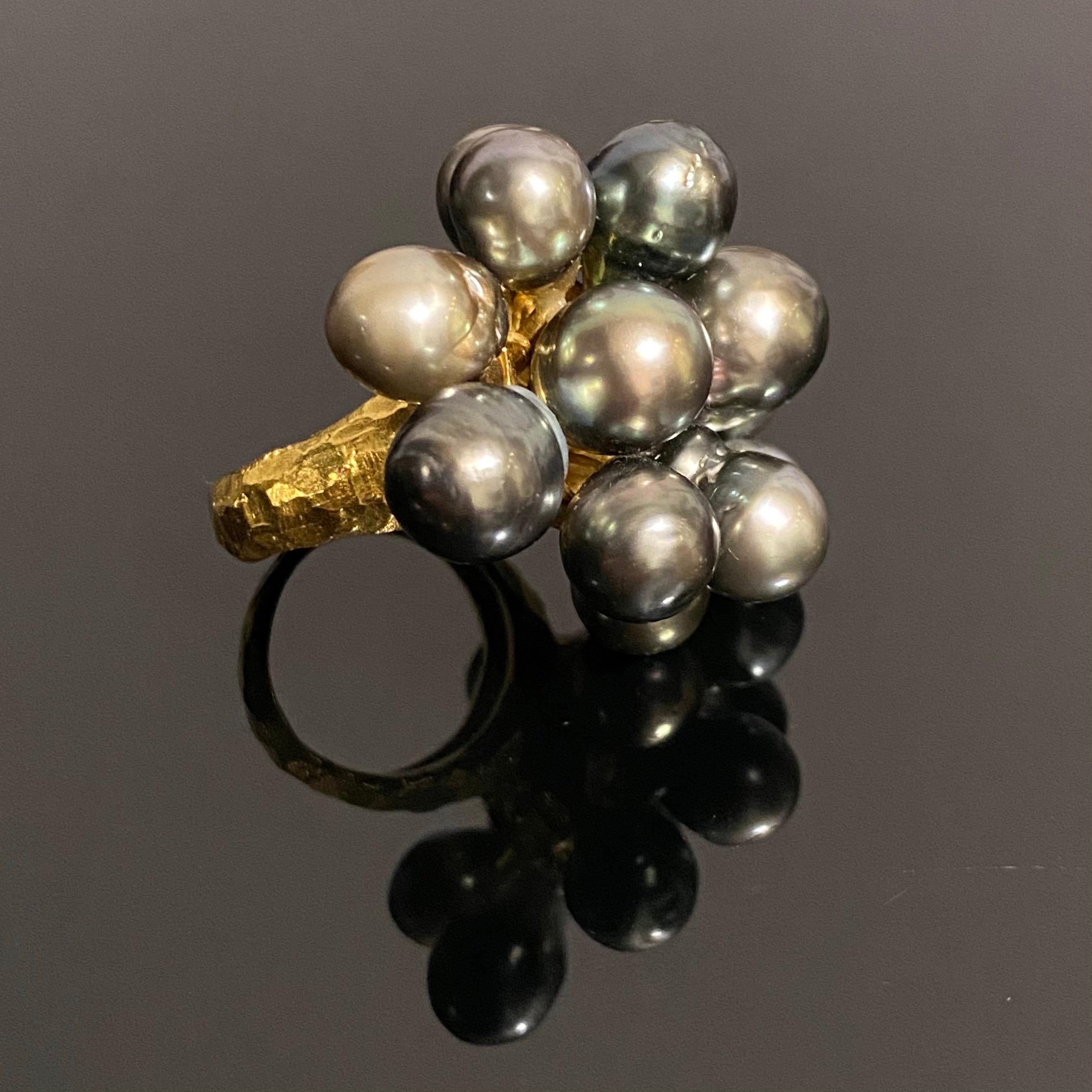 Perlina Anello da cocktail astratto in oro giallo martellato con perla nera di Tahiti degli anni '80 di Zangara