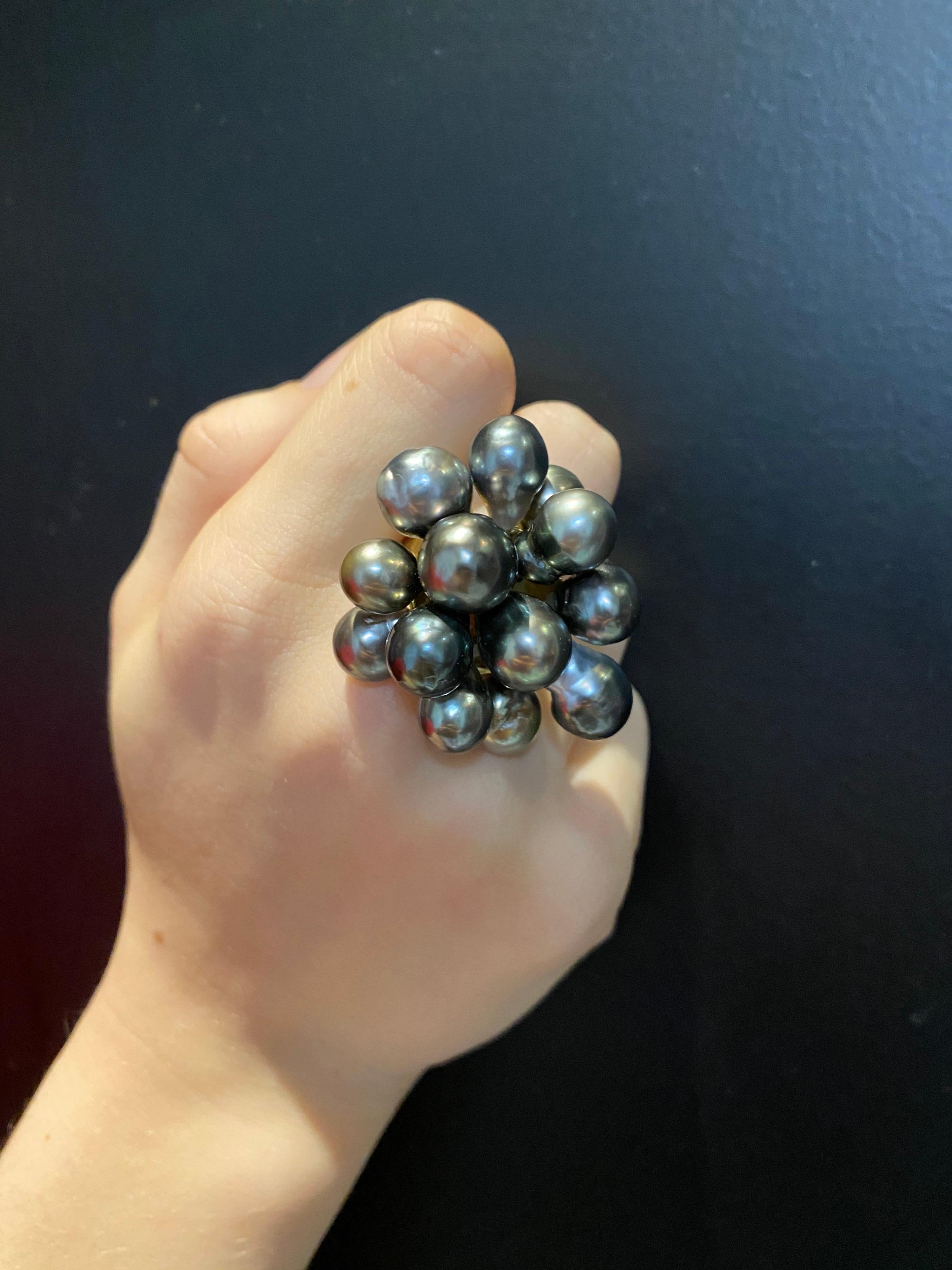 Anello da cocktail astratto in oro giallo martellato con perla nera di Tahiti degli anni '80 di Zangara 1