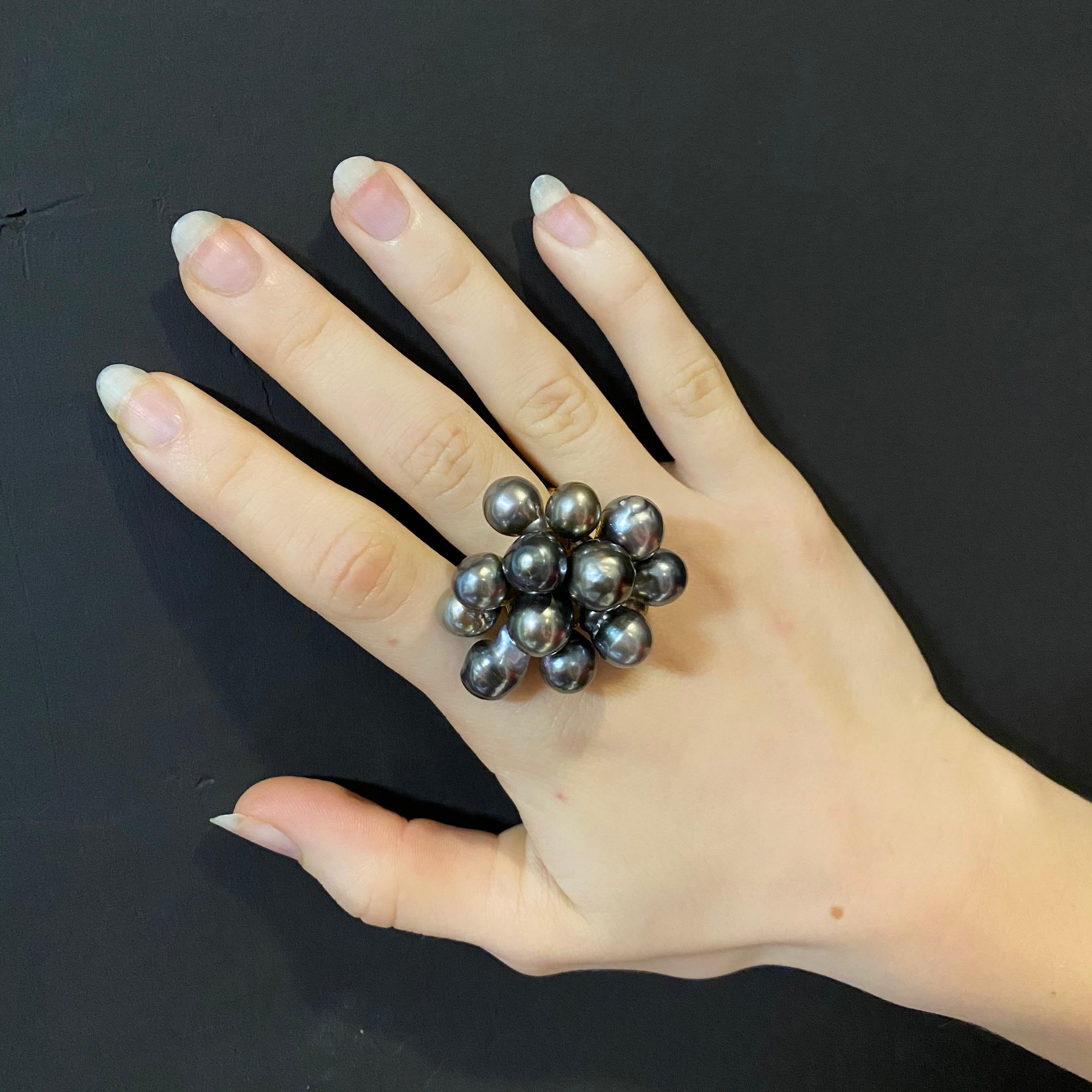 Anello da cocktail astratto in oro giallo martellato con perla nera di Tahiti degli anni '80 di Zangara 2
