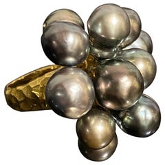 Anello da cocktail astratto in oro giallo martellato con perla nera di Tahiti degli anni '80 di Zangara
