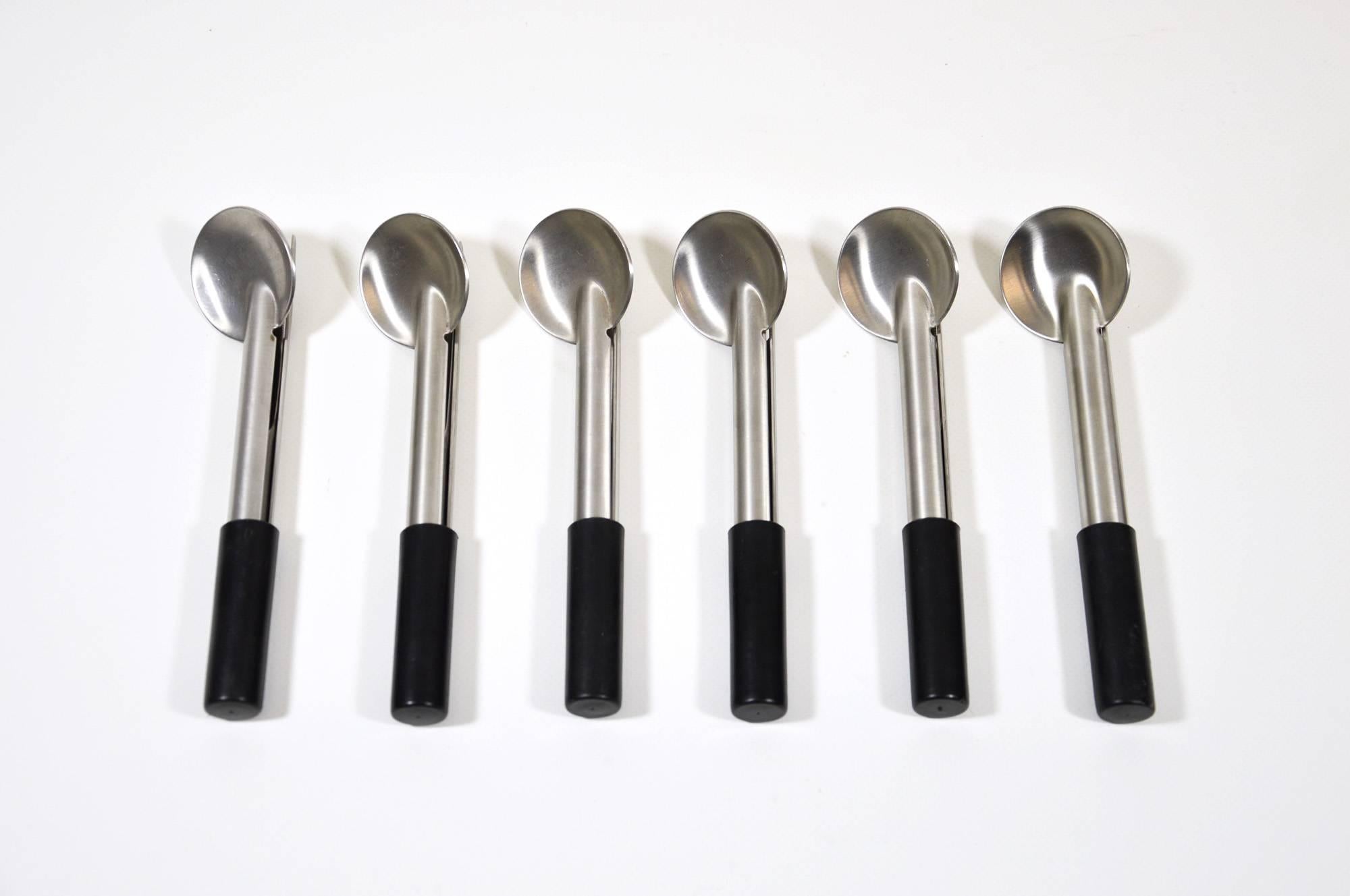 This innovative cutlery set made of brushed stainless steel was designed by Carla Nencioni and Armando Moleri for Zani in 1971.
It offers an unique way to set the table: in fact, the three futuristic shaped cutlery pieces are held together by a