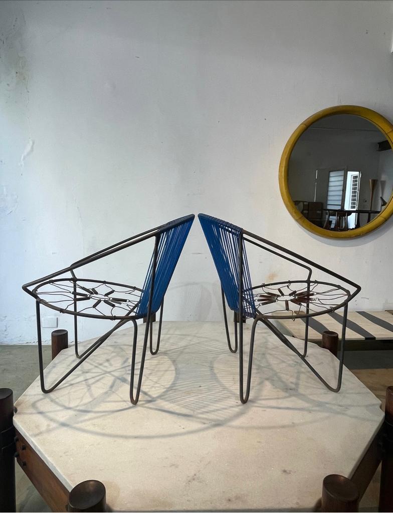 Zwei einzigartige Eisenstühle im Spaghetti-Stil von Zanine Caldas. Äußerst selten. Die Sitzstruktur bestand aus einer runden Eisenstange mit Kissen über den Federn. Zanine arbeitete an diesem Projekt, kurz nachdem er die Fábrica de Móveis Artísticos