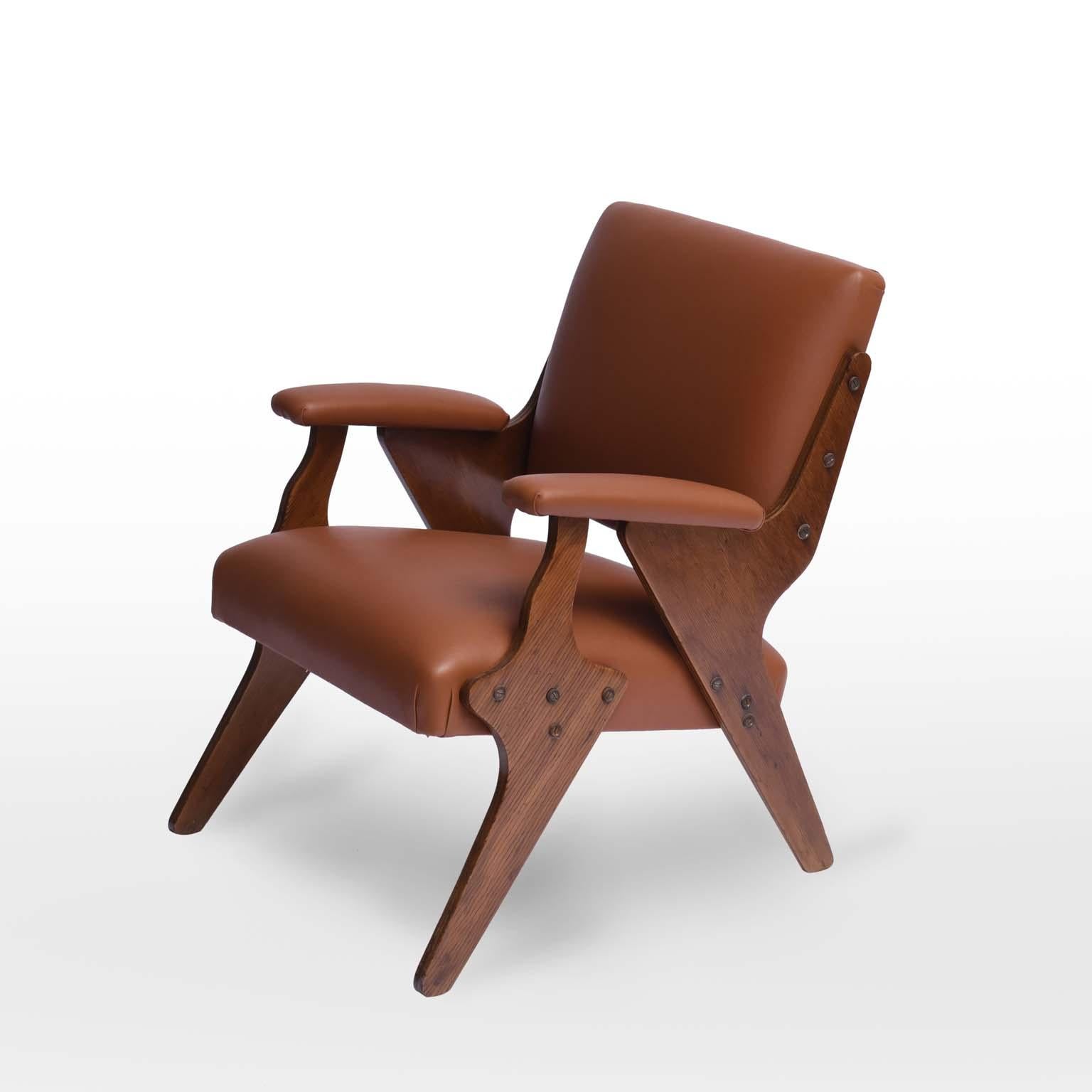 Zanine Caldas midcentury Brazilian armchair, 1950s.

With a structure in plywood, this unique model of armchair has as great differential the design of your feet.
The plywood sheet on its sides shows the beauty and care in choosing the material