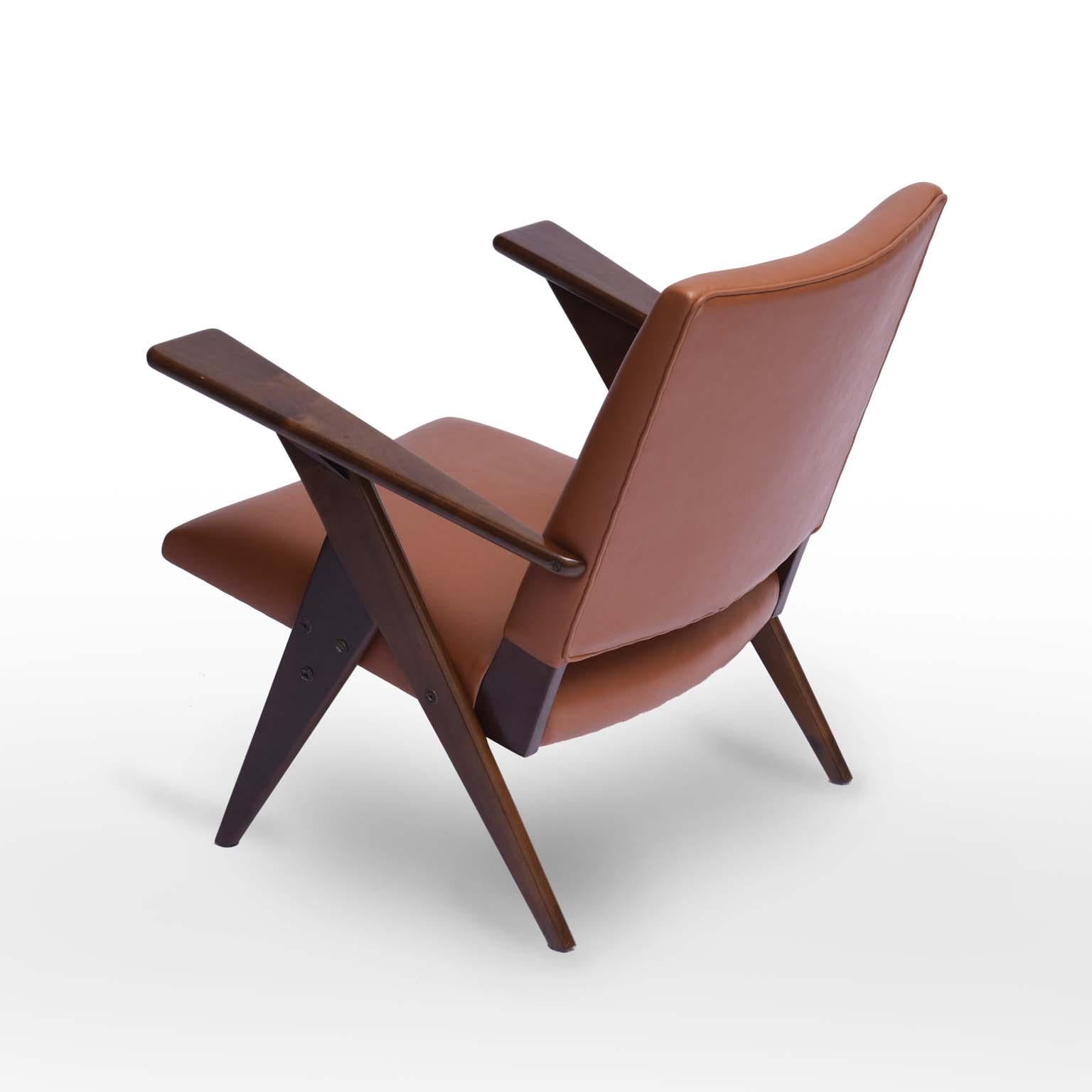 Zanine Caldas Poltrona brasiliana di metà secolo, 1954

Una delle poltrone più famose prodotte da Móveis Artísticos Z, questo comodo modello di poltrona ha braccioli larghi per sostenere completamente le braccia dell'utente.