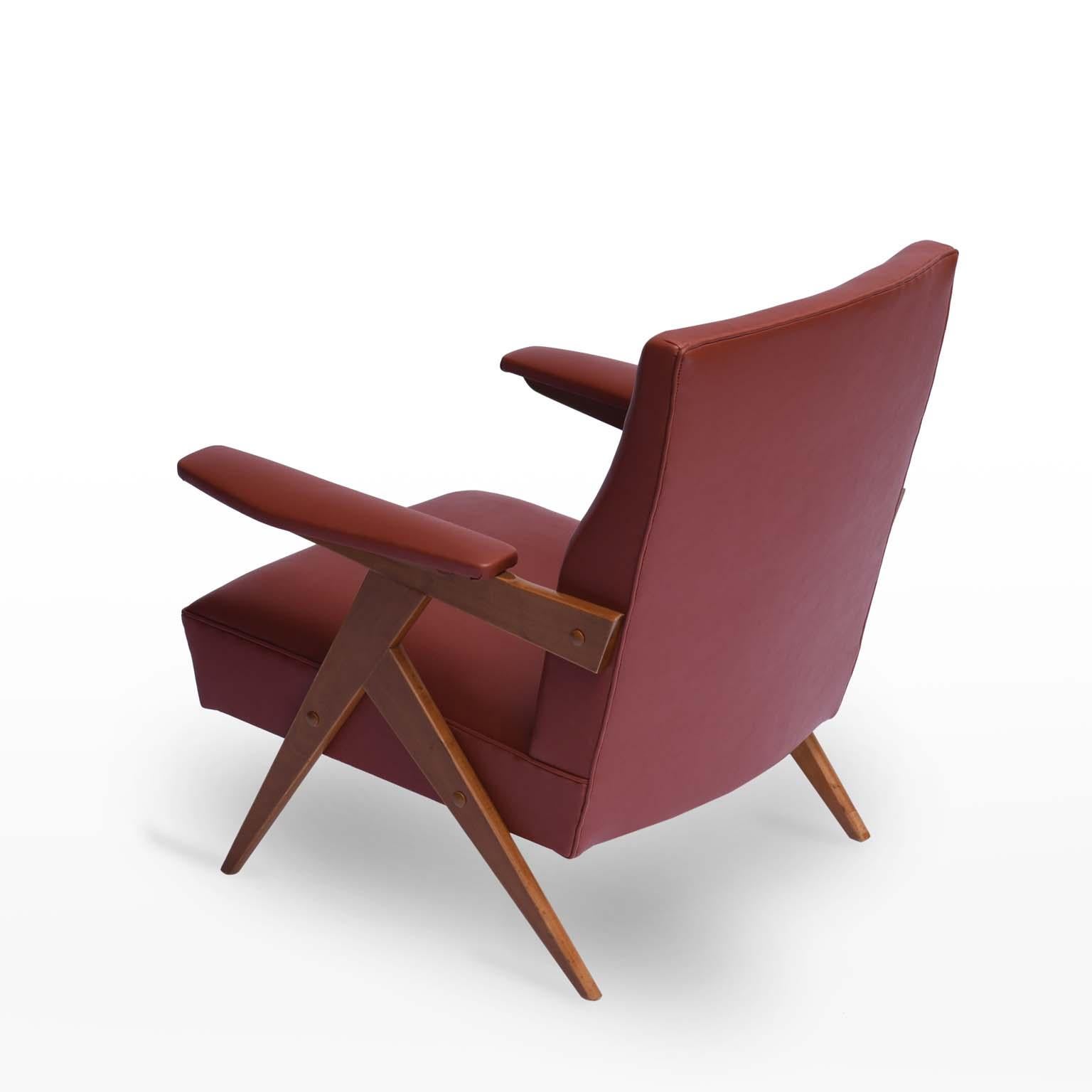 Zanine Caldas midcentury Brazilian armchair in ivory wood, 1950s

Produced by the Móveis Artísticos Z, this comfortable armchair model has upholstery arms for full support of the user arms.
 