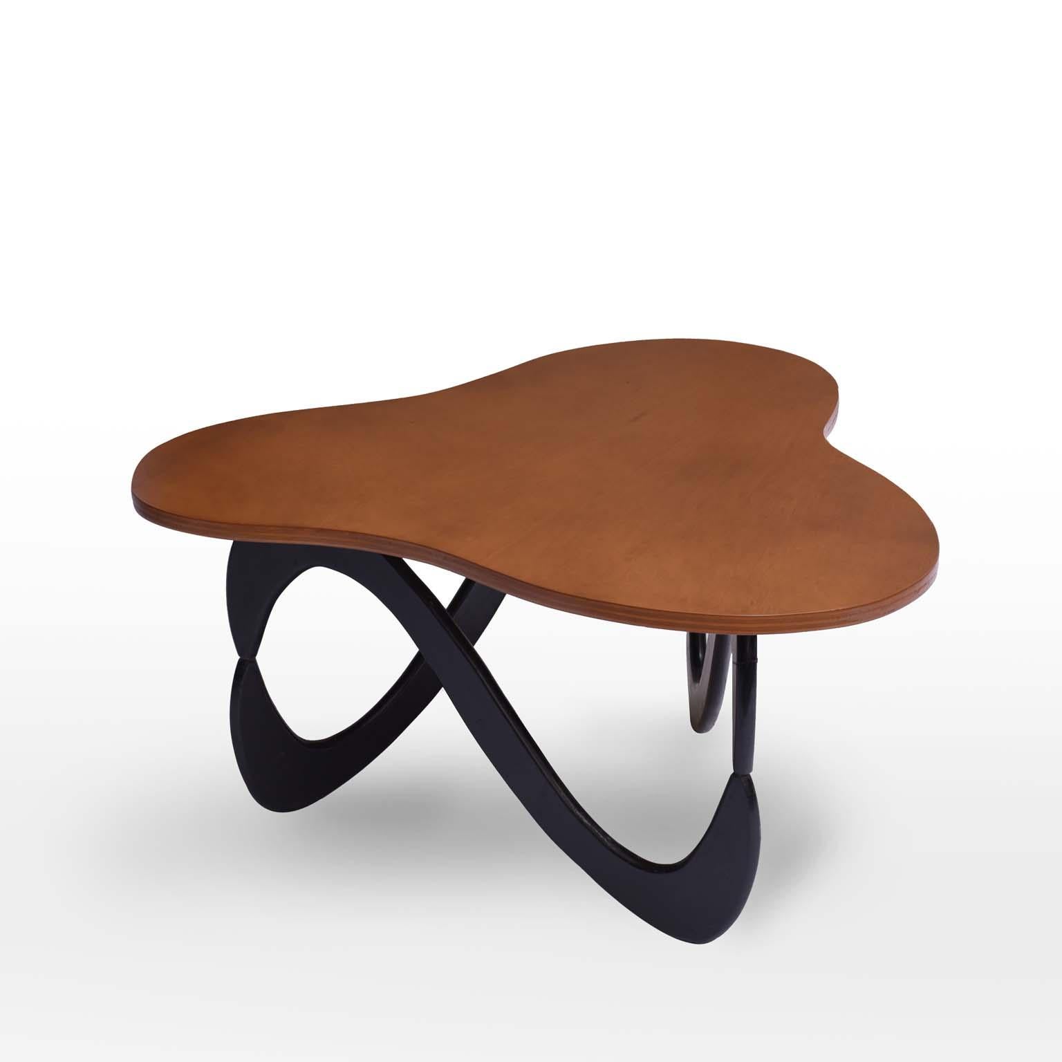 Zanine Caldas midcentury Brazilian center table, 1950s

Constructed in plywood, this comfortable coffee table was designed by Zanine Caldas during the period he worked on Móveis Artísticos Z.