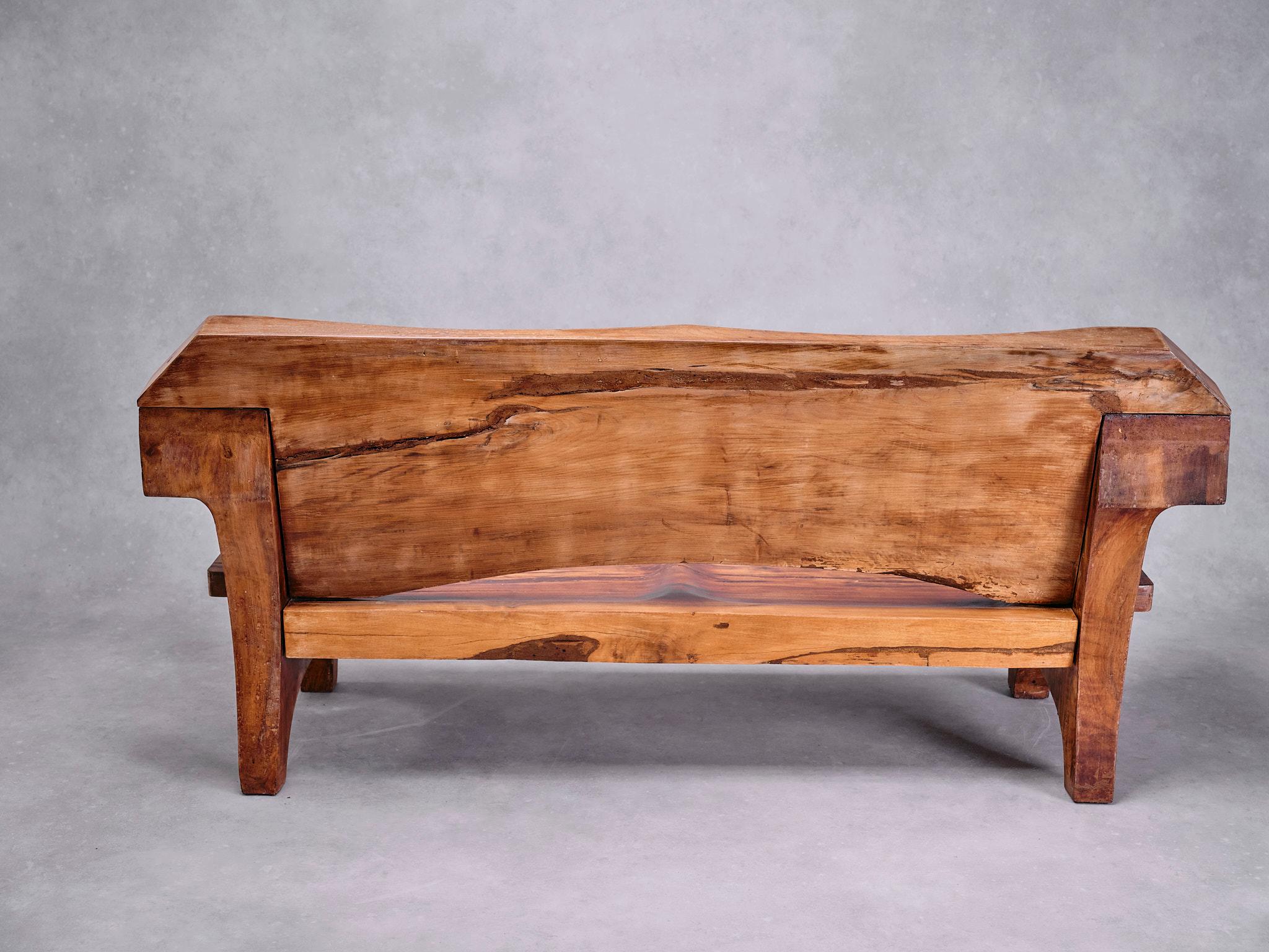 Legno massiccio Zanine Caldas, Divano monumentale 'Denuncia', Brasile, anni '70 in vendita