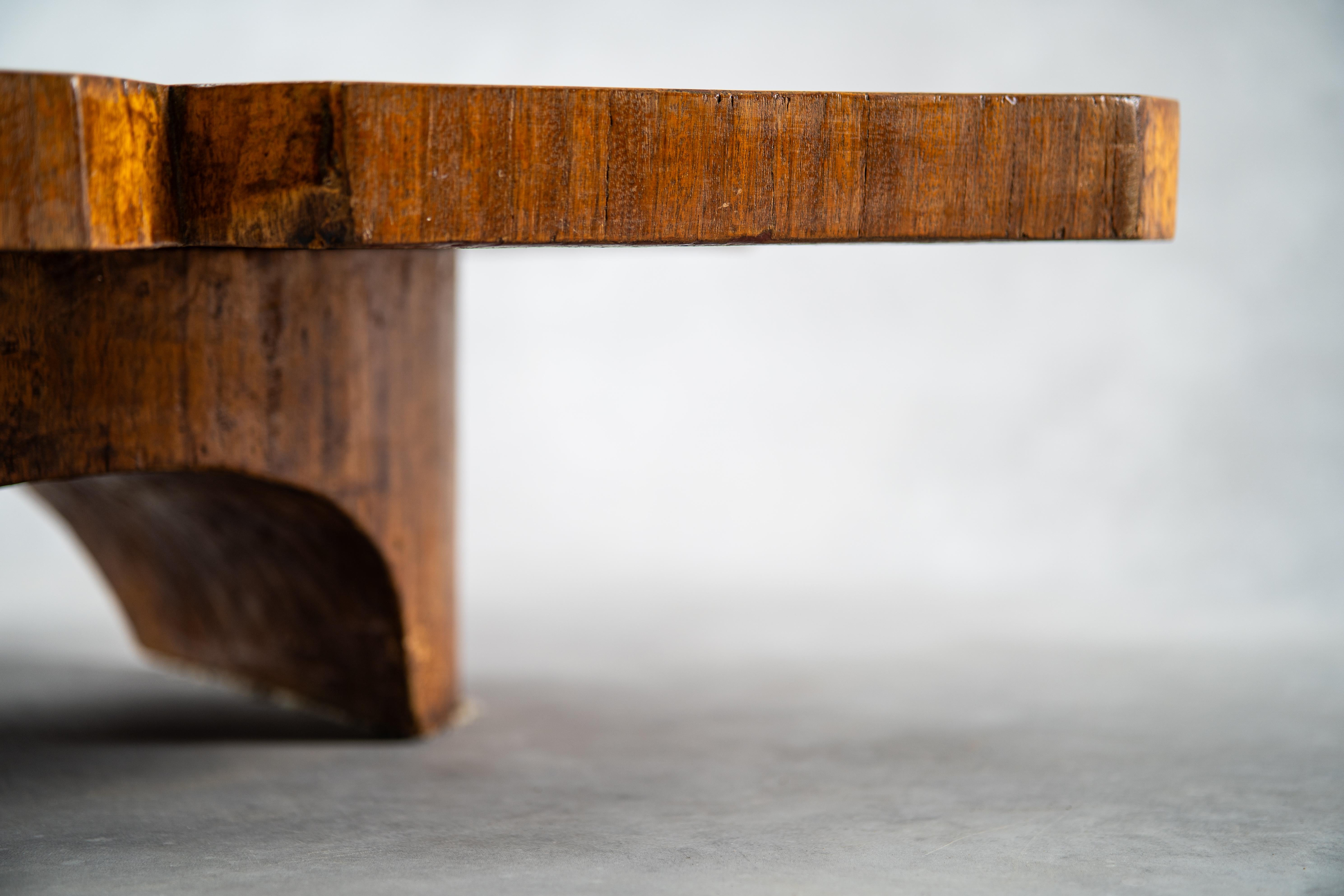 Legno massiccio Zanine Caldas Raro e scultoreo tavolino da caffè 'Denuncia' 1970s Brazil Firmato in vendita