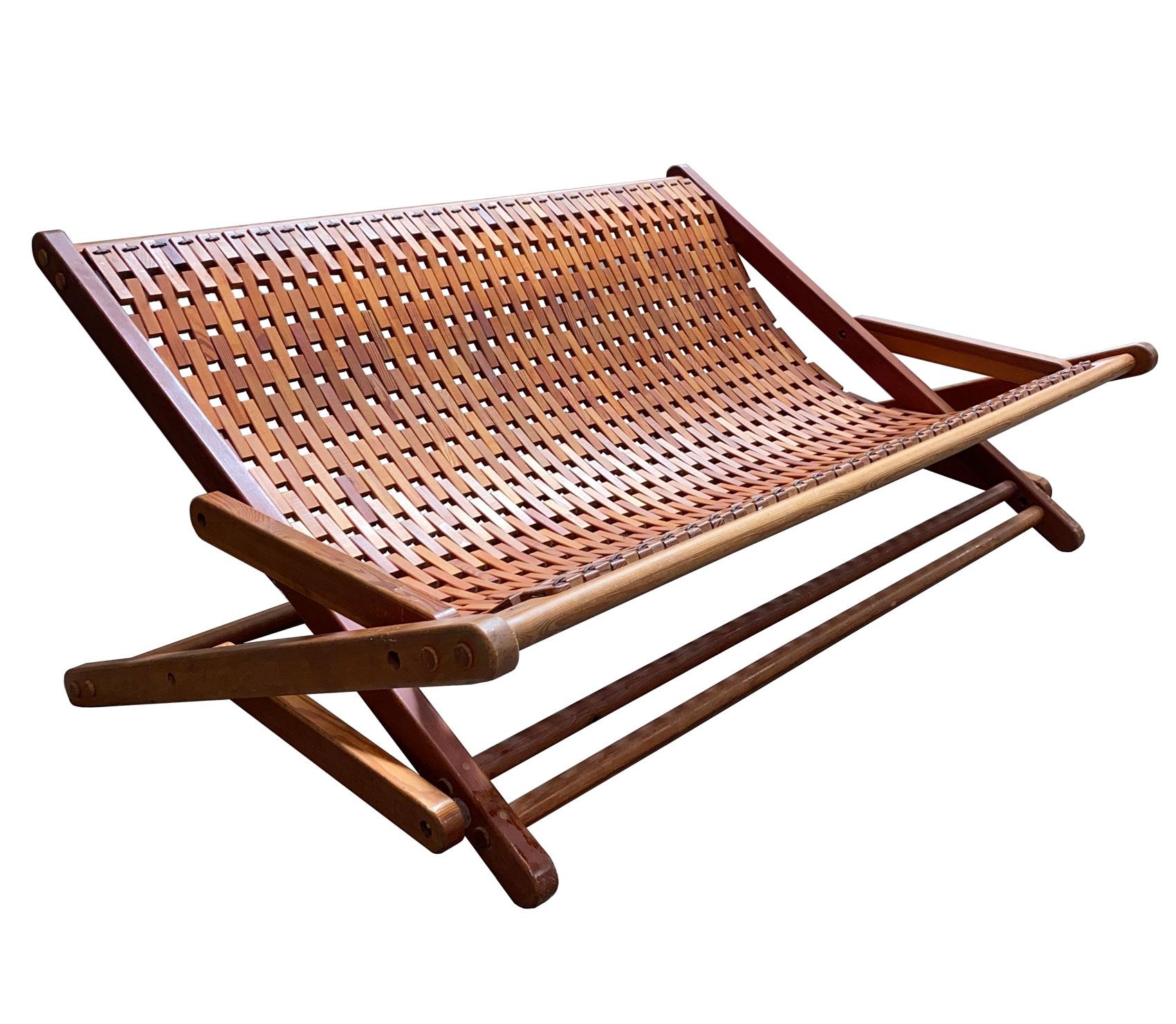 Folding and articulated bench in teak wood and rope, production of the 1960s from Brazil in the style of Zanine Caldas' creations.
        