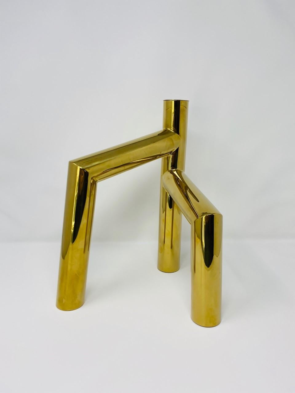 Bellissimo portacandele scultoreo di Zanini de Zanine. Considerata una delle forze più rinomate nel campo dell'arte e del design, Zanini de Zanine crea pezzi che portano una forte presenza nel design. Questo portacandele è una scultura lussuosa e