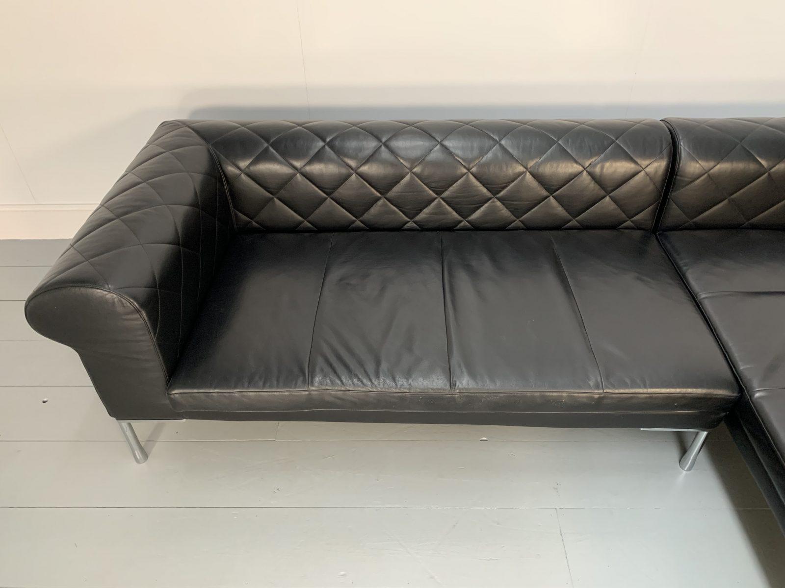 Zanotta “1320 Barocco” Sofa, L- Shape 5-Seat, in Black “Pelle” Leather For Sale 3