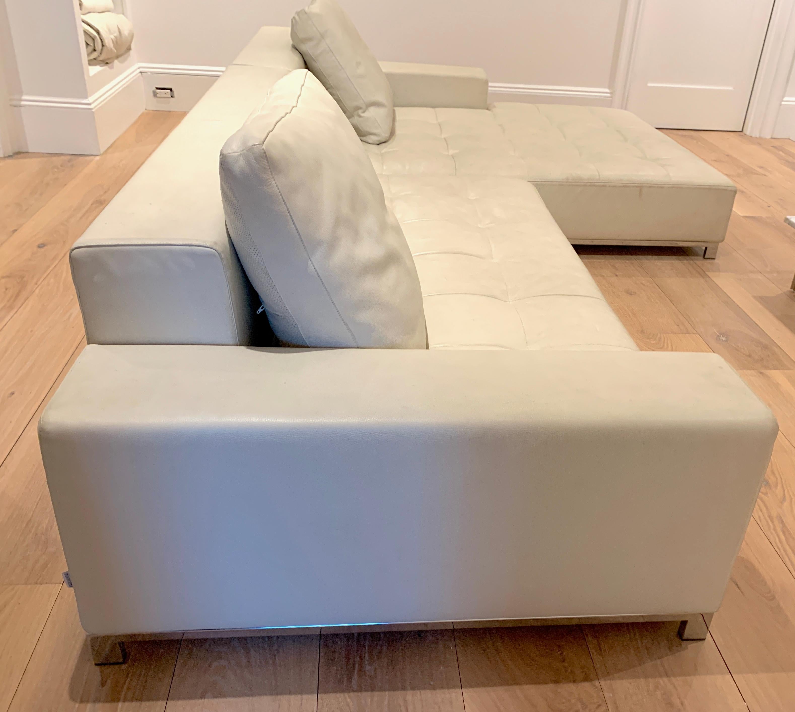 Élégant, robuste et immensément sexy, ce canapé sectionnel bas en deux parties convient aux lofts modernes, minimalistes et contemporains ainsi qu'aux maisons traditionnelles intemporelles de bon goût. La caractéristique principale de ce modèle bien
