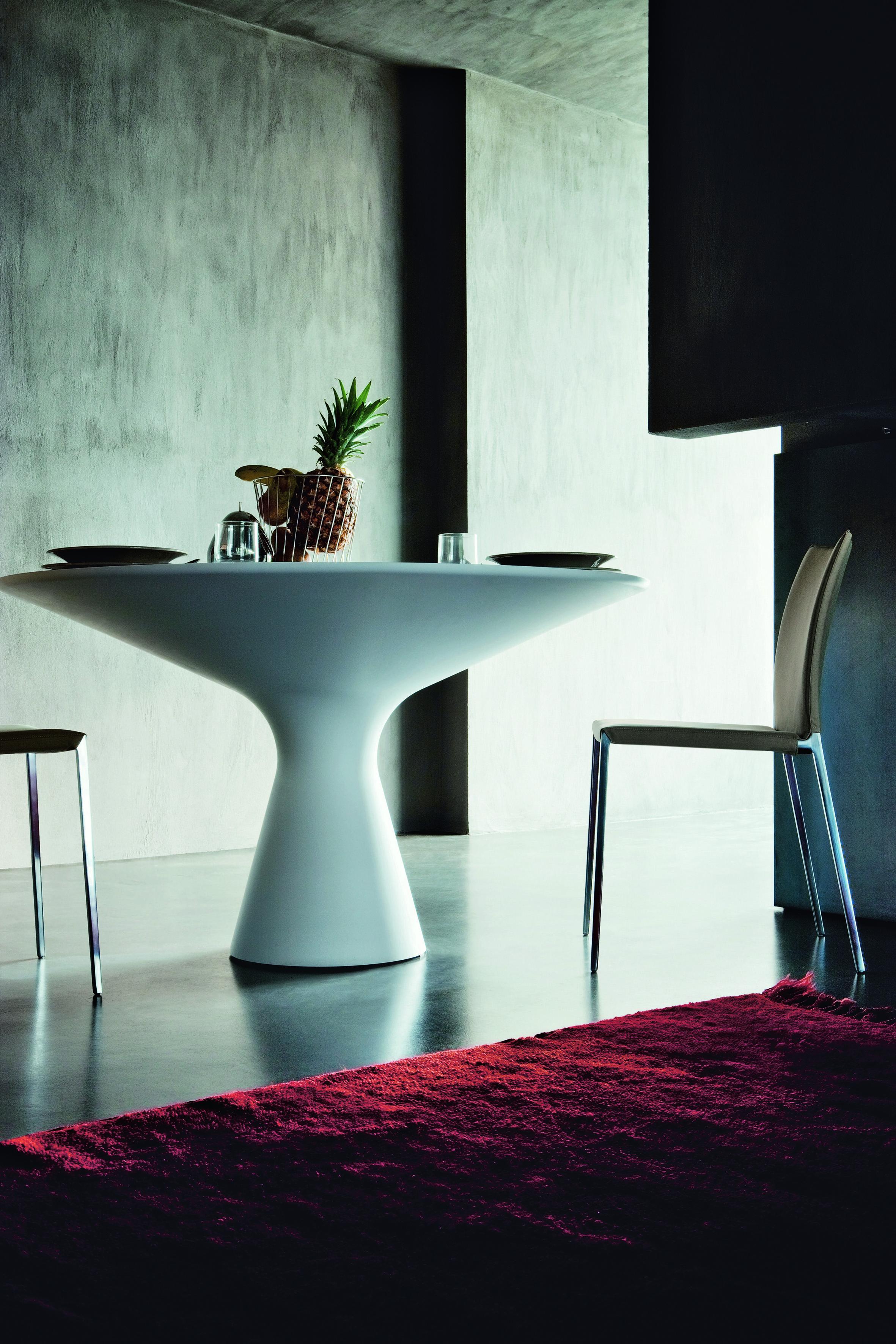 Zanotta Blanco Table in Cristalplant Top and Frame by Jacopo Zibardi

Base and top in Cristalplant®, composite material based on polyester and acrylic resins, loaded with minerals and mass pigmented in the shade of matt white.

Elegant and