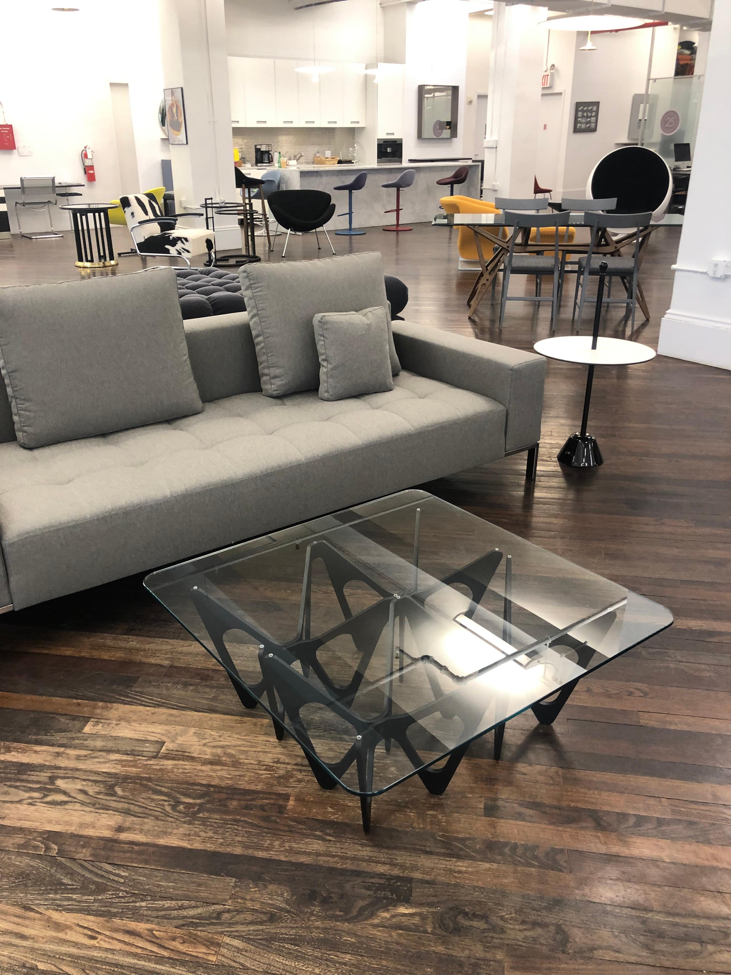 The bent plywood modular frame of the coffee table butterfly, which reproduces the elegant beauty of the shape of a butterfly, made as light as possible and reinforced in its key angular points, turns Alexander Taylor’s design into a complete