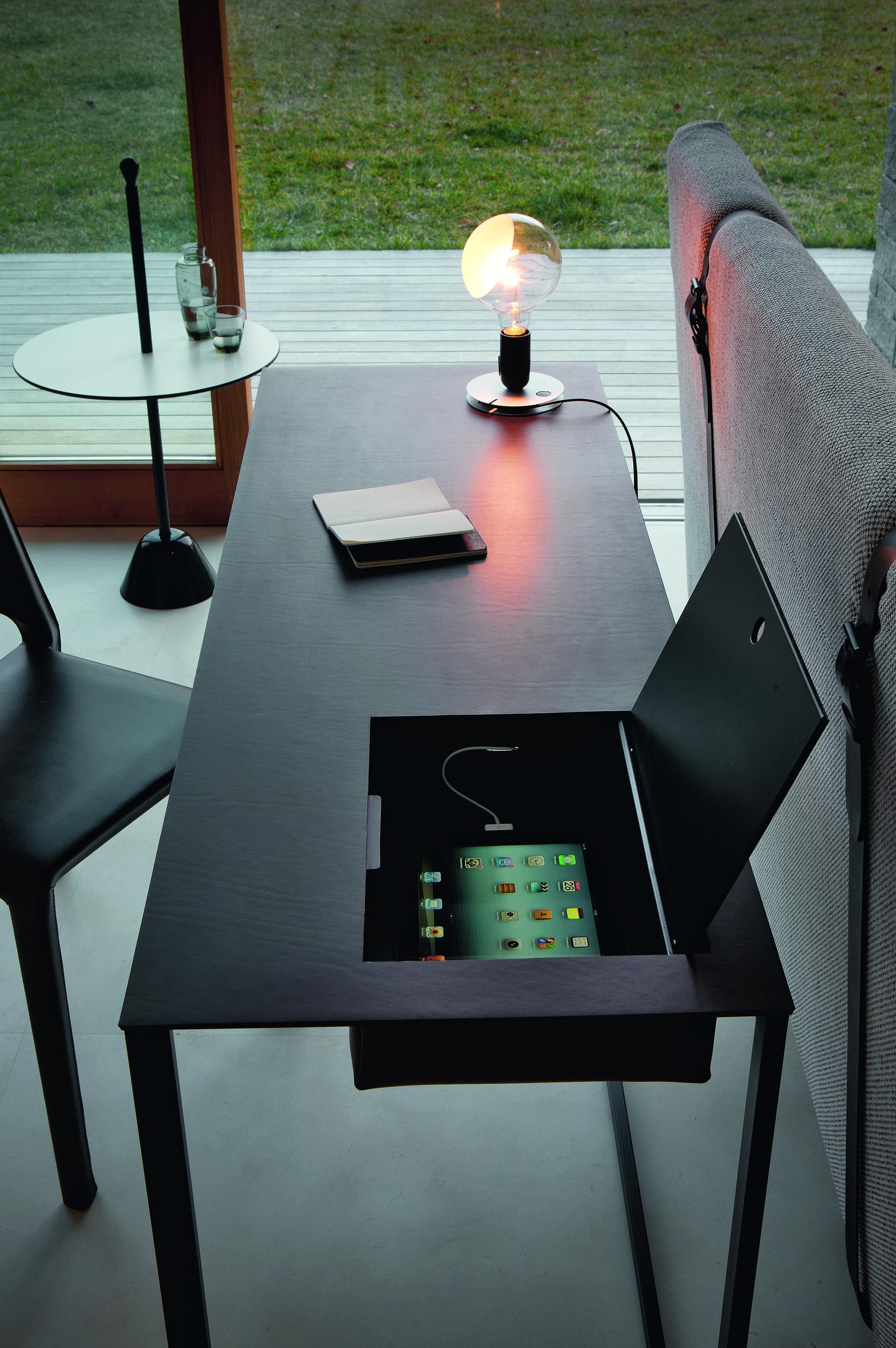 Zanotta Calamo-Schreibtisch mit schwarzer Platte und Stahlrahmen von Gabriele Rosa (21. Jahrhundert und zeitgenössisch) im Angebot