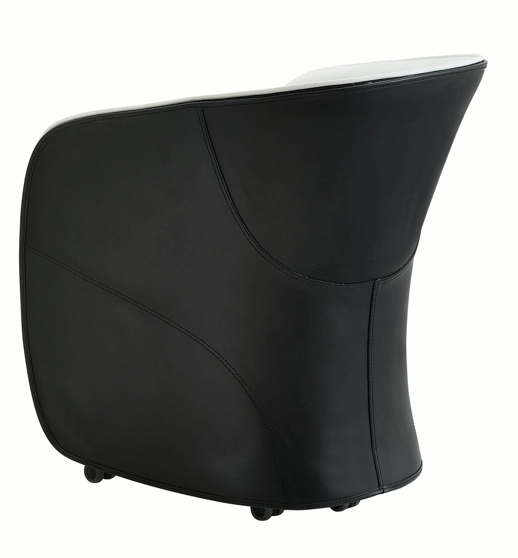 Fauteuil Zanotta Calla en tapisserie blanche et noire avec cadre en acier de Noé Duchaufour Lawrance

Base sur roulettes ou fixe avec pieds. Cadre en acier. Rembourrage en mousse de polyuréthane auto-extinguible/fibre de polyester thermoliée avec