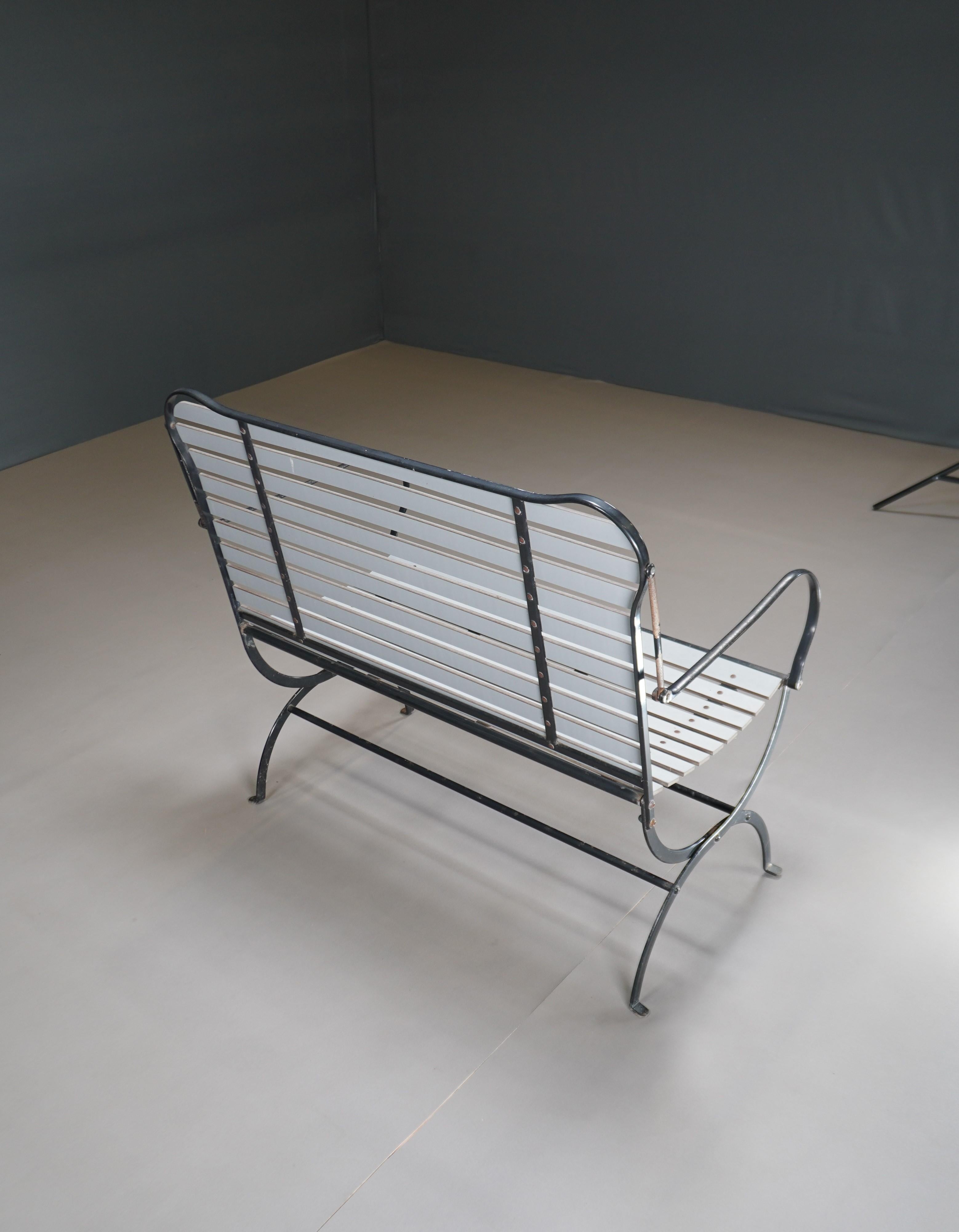 Disegnata da Achille Castiglioni e Giancarlo Pozzi nel 1984, la panchina da giardino Camilla dona un tocco di moderna eleganza a qualsiasi spazio esterno. La struttura è in acciaio verniciato nero, mentre la seduta e lo schienale sono grigi e in