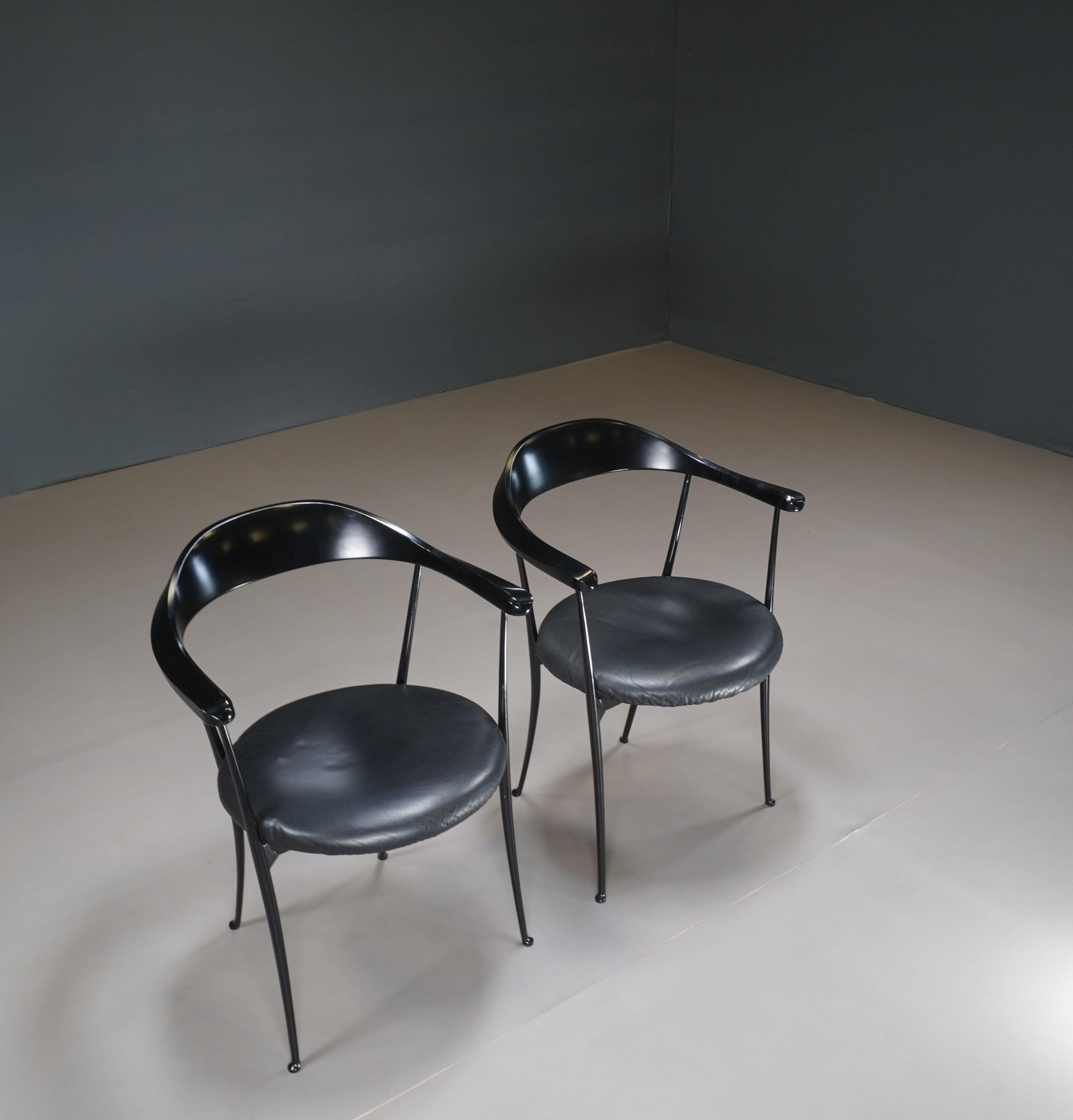 Le sedie da pranzo Zanotta Carmen Black di Enzo Mari rappresentano una miscela magistrale di design elegante e comfort eccezionale. Questo set di due sedie testimonia l'approccio innovativo di Mari al design dell'arredamento, con un'estetica audace