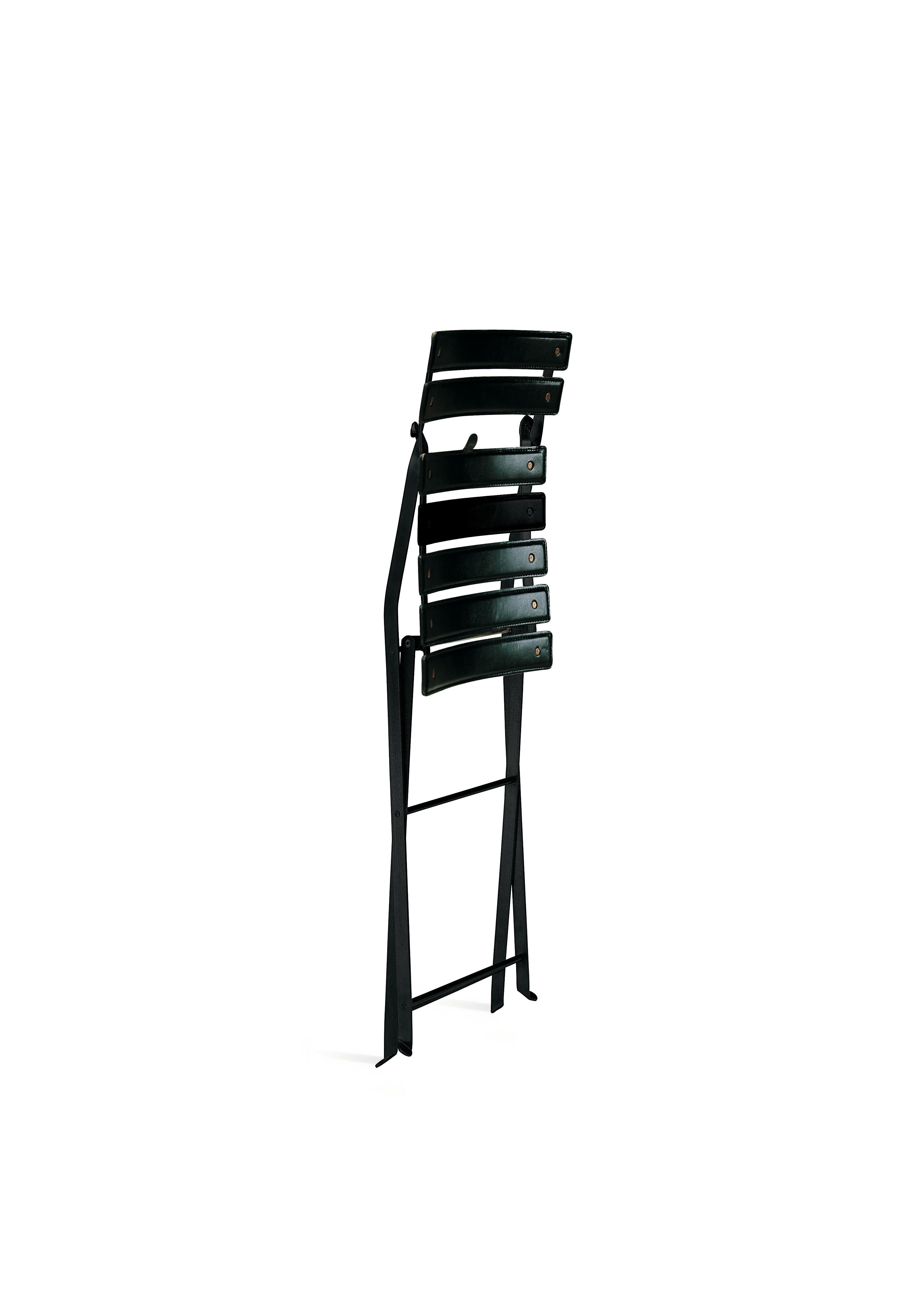 Zanotta Celestina, klappbarer Stuhl mit schwarz lackiertem Stahlgestell von Marco Zanuso

Gestell aus schwarz oder weiß lackiertem Stahl. Sitz und Rückenlehne aus Nylon, bezogen mit Rindsleder 95.

Zusätzliche Informationen:
MATERIAL: Stahl,