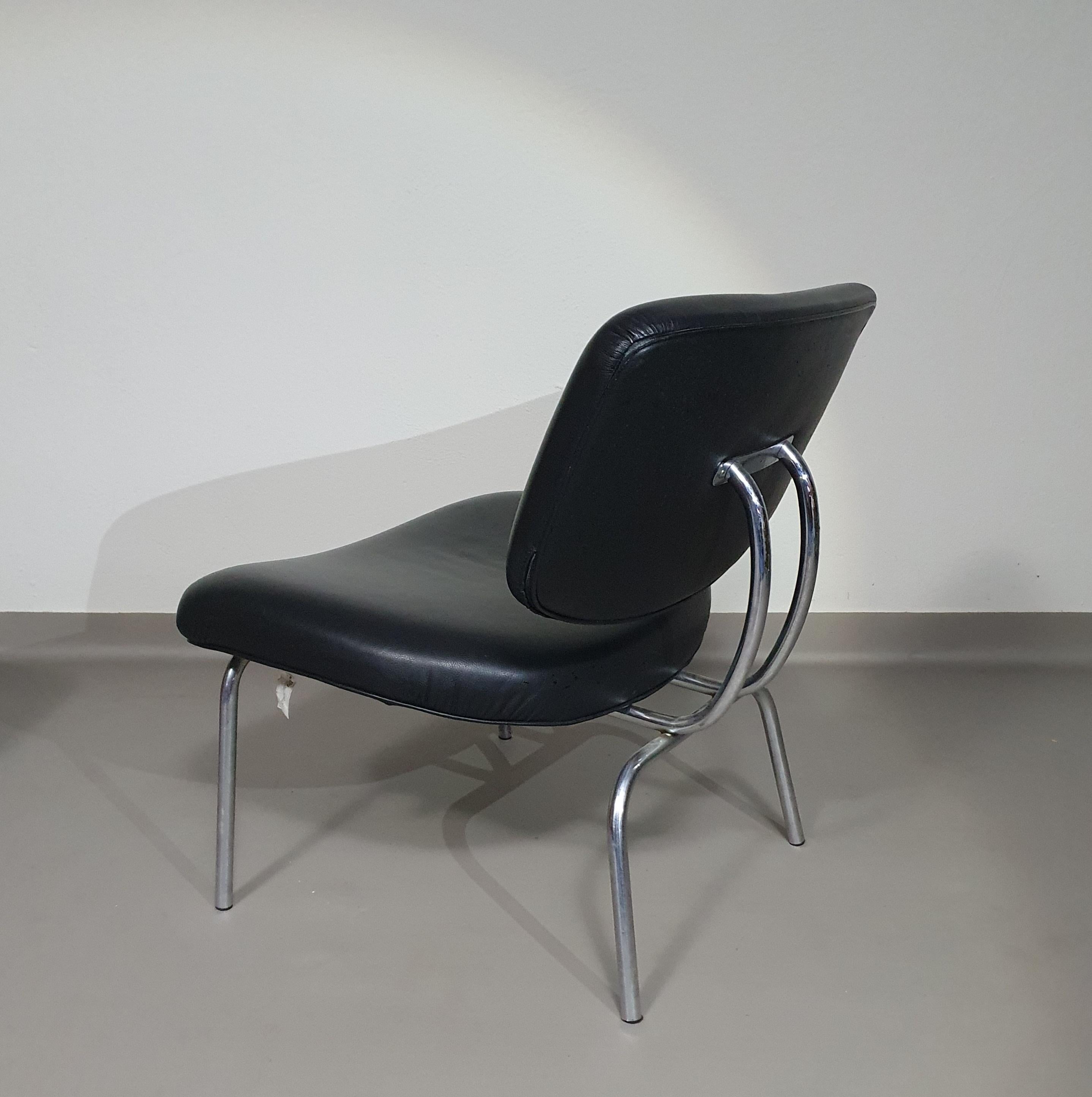 Zanotta Clea lounge chair / pouf in black leather / 1997 by Kristiina Lassus For Sale 4