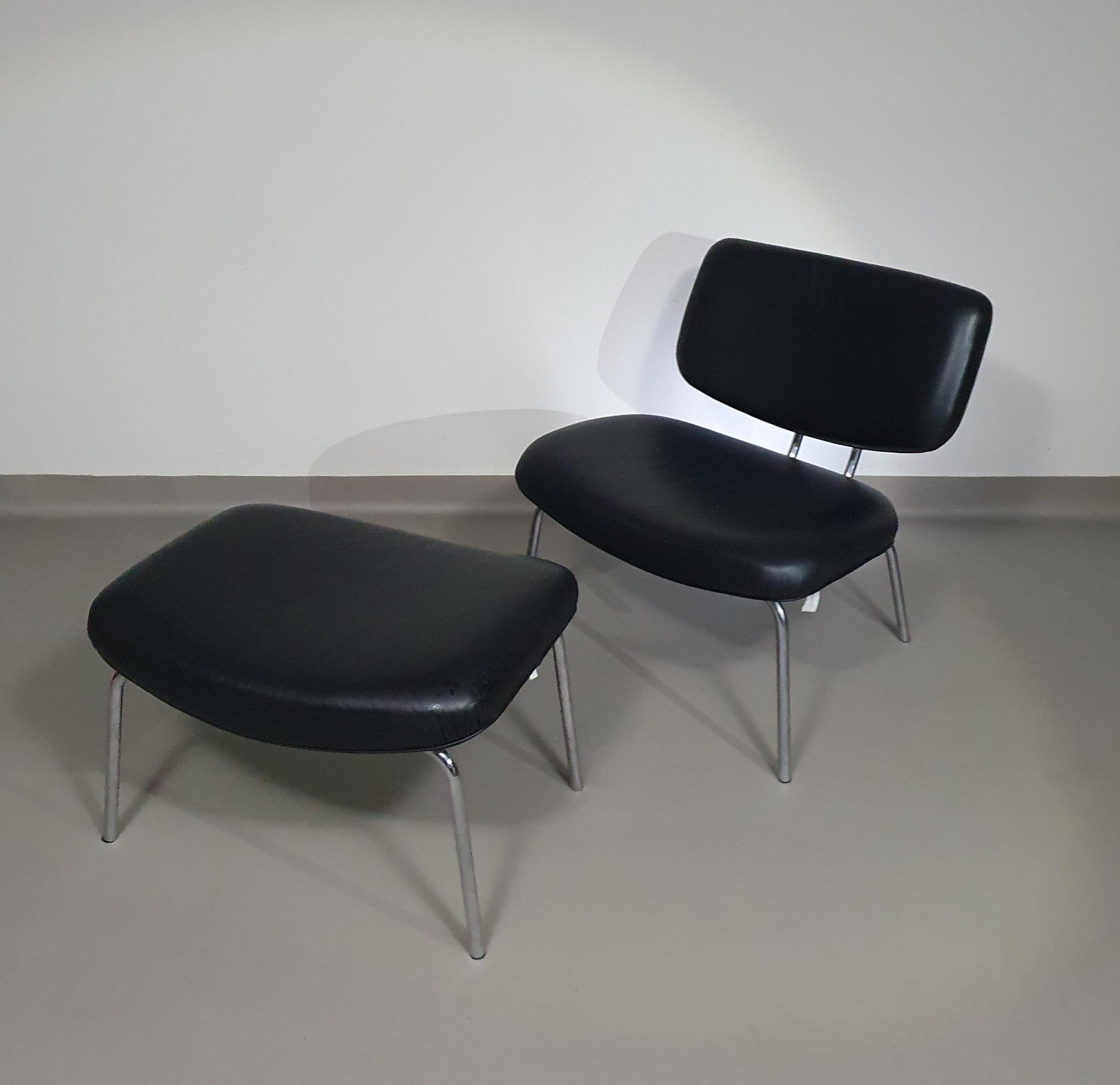 Seltener Zanotta Clea Lounge Chair / Pouf aus schwarzem Leder, 1997 von Kristiina Lassus
Stuhl: Höhe 78 / Breite 69 / Tiefe 68 cm
Pouf: Höhe 43 / Breite 69 / Tiefe 53 cm
