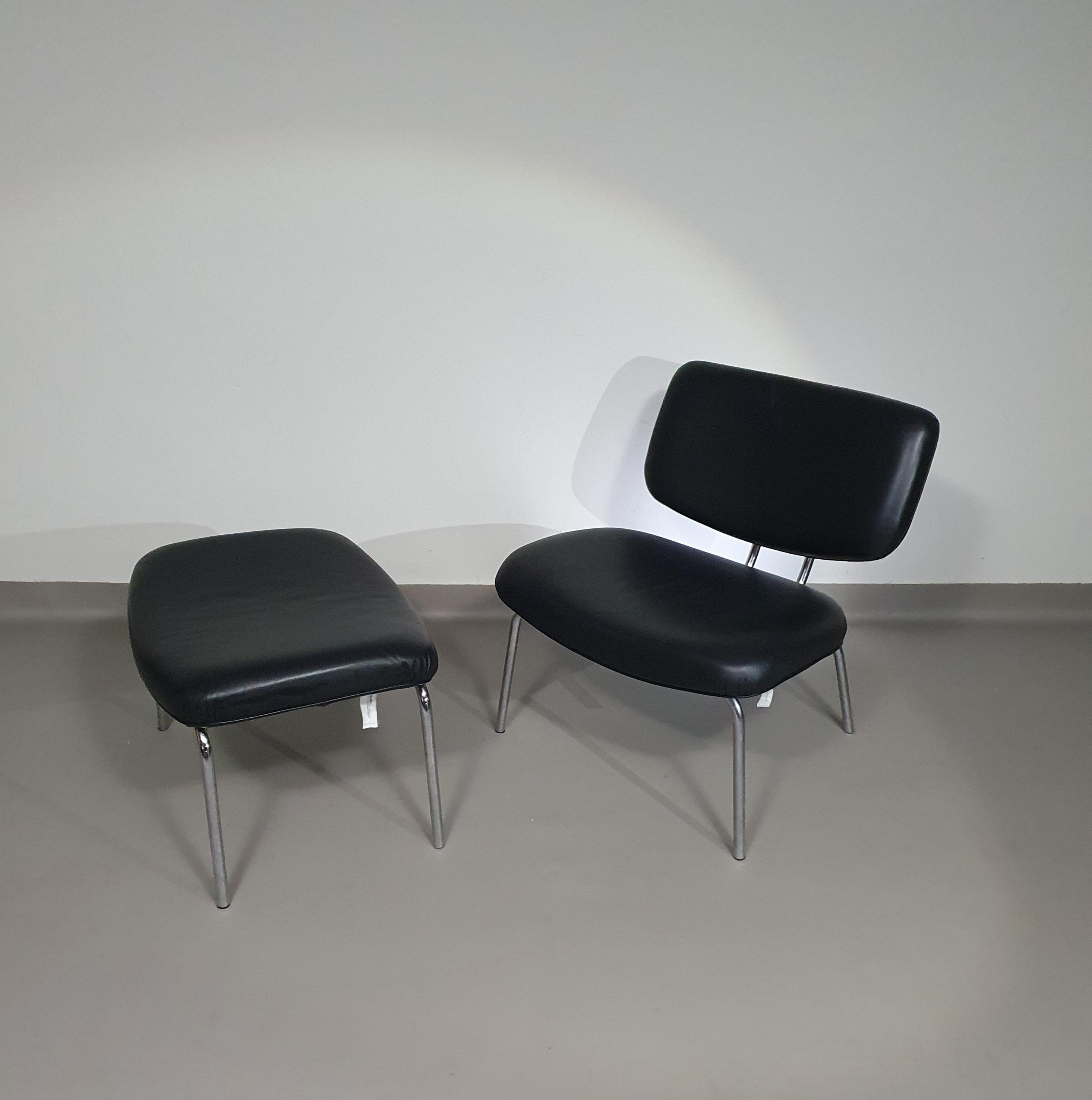 Zanotta Clea lounge chair / pouf in black leather / 1997 by Kristiina Lassus In Good Condition For Sale In WEERT, NL